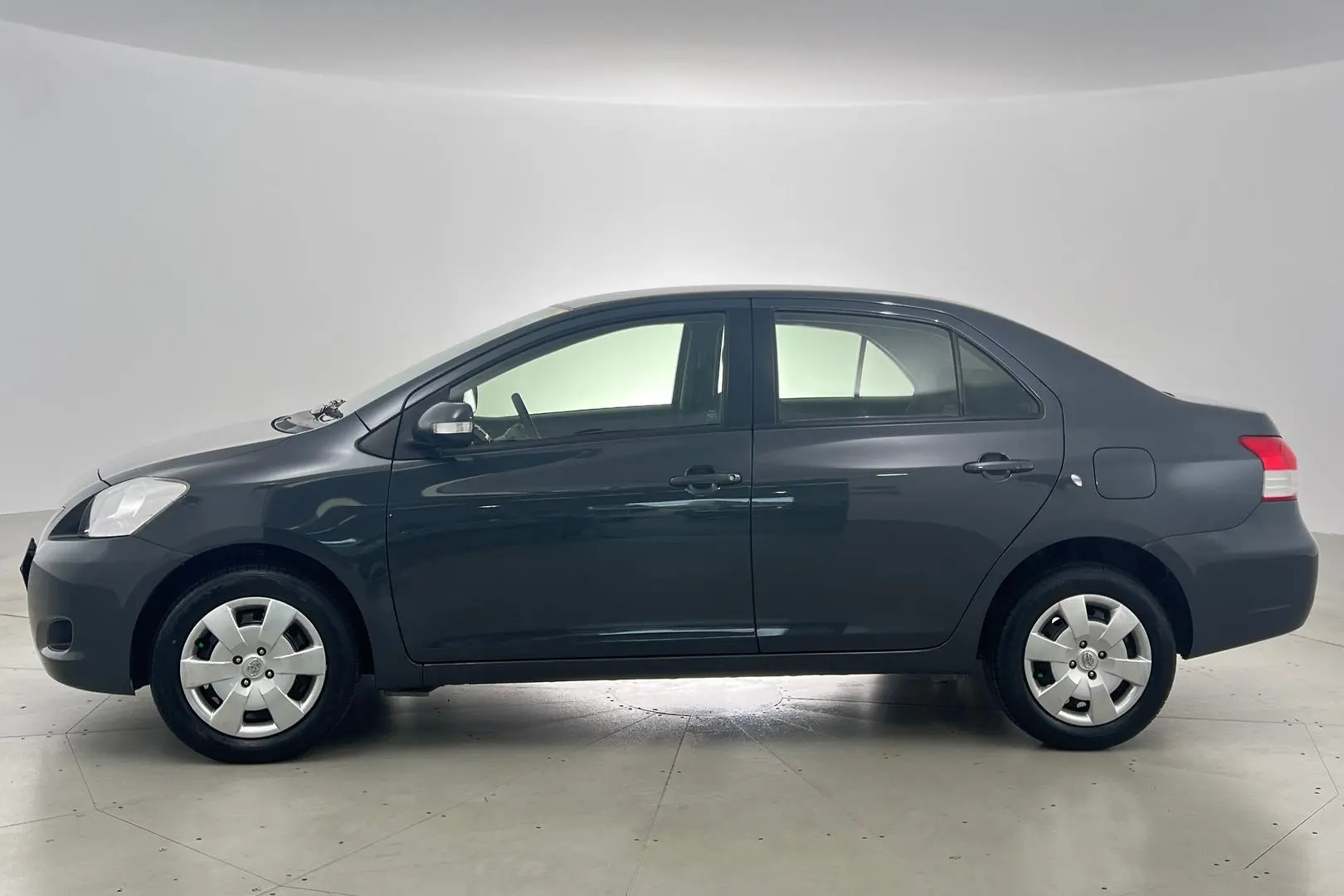 2013 Toyota Yaris Gallery Image 8