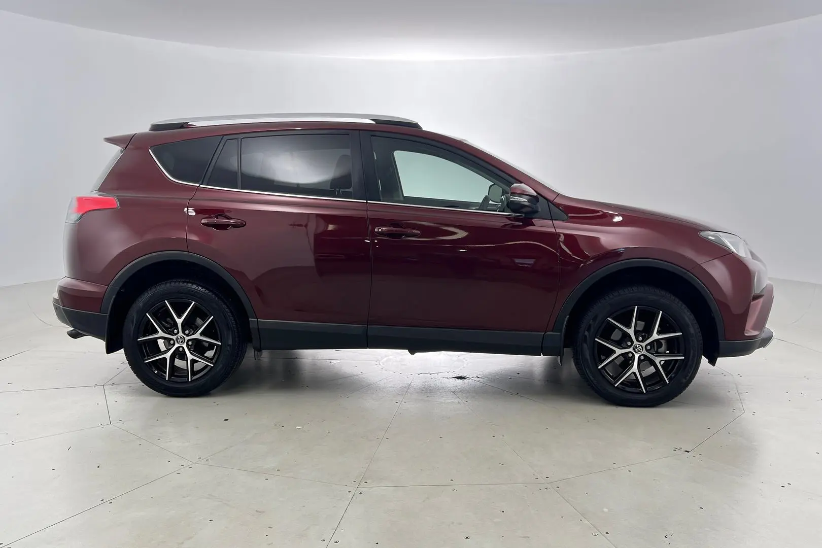 2016 Toyota RAV4 Gallery Image 3
