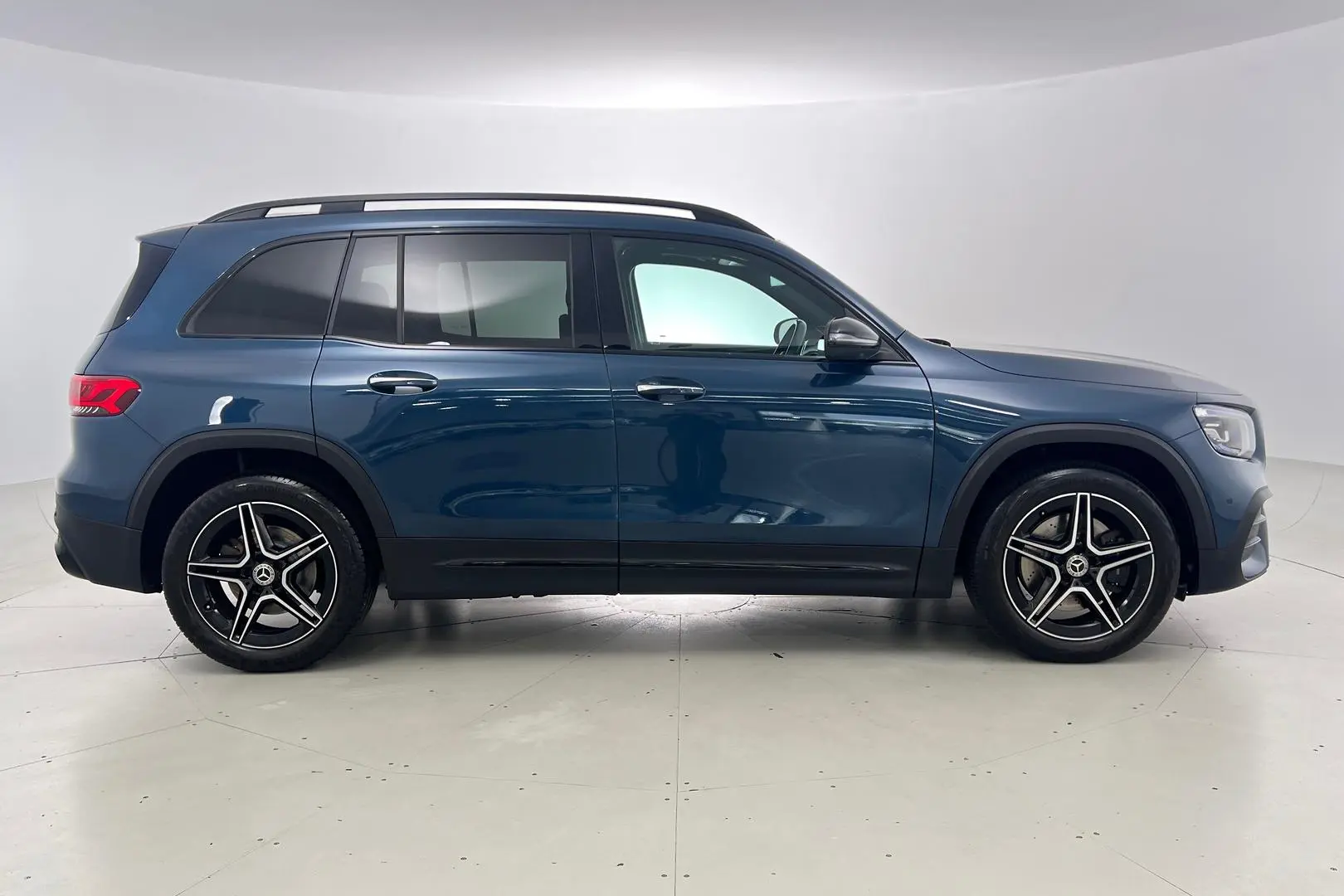 2021 Mercedes-Benz GLB-Class Gallery Image 3