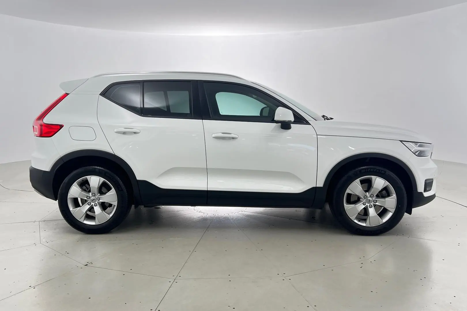 2022 Volvo XC40 Gallery Image 5