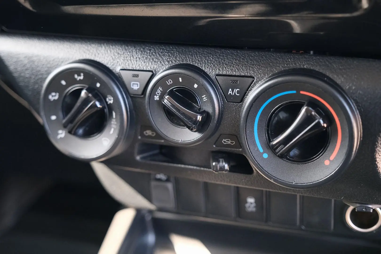 2017 Toyota Hilux Gallery Image 19