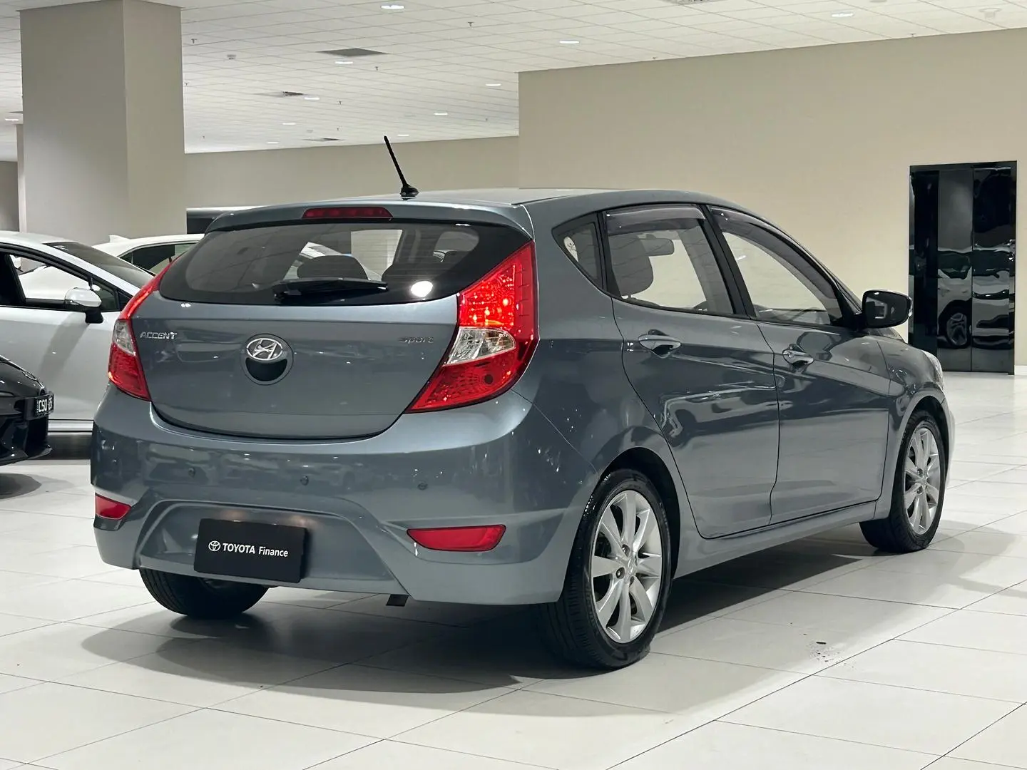 2017 Hyundai Accent Gallery Image 9