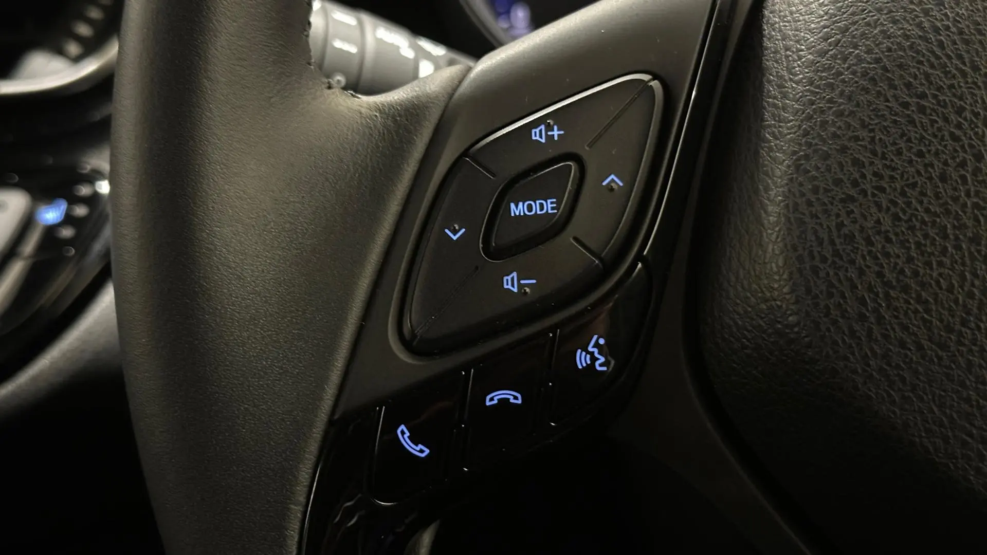 2022 Toyota C-HR Gallery Image 13