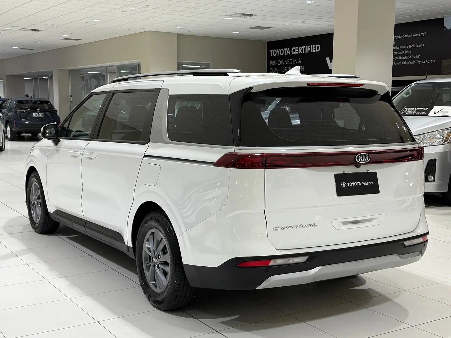 2021 Kia Carnival Gallery Image 8