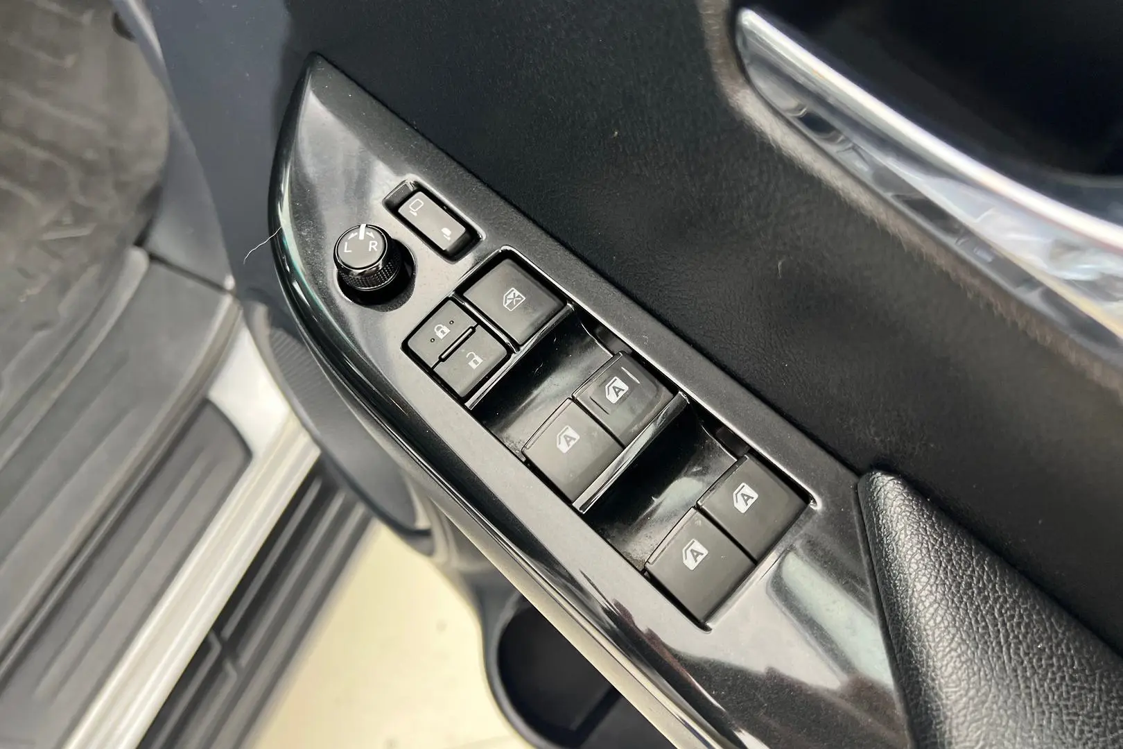 2018 Toyota Hilux Gallery Image 9