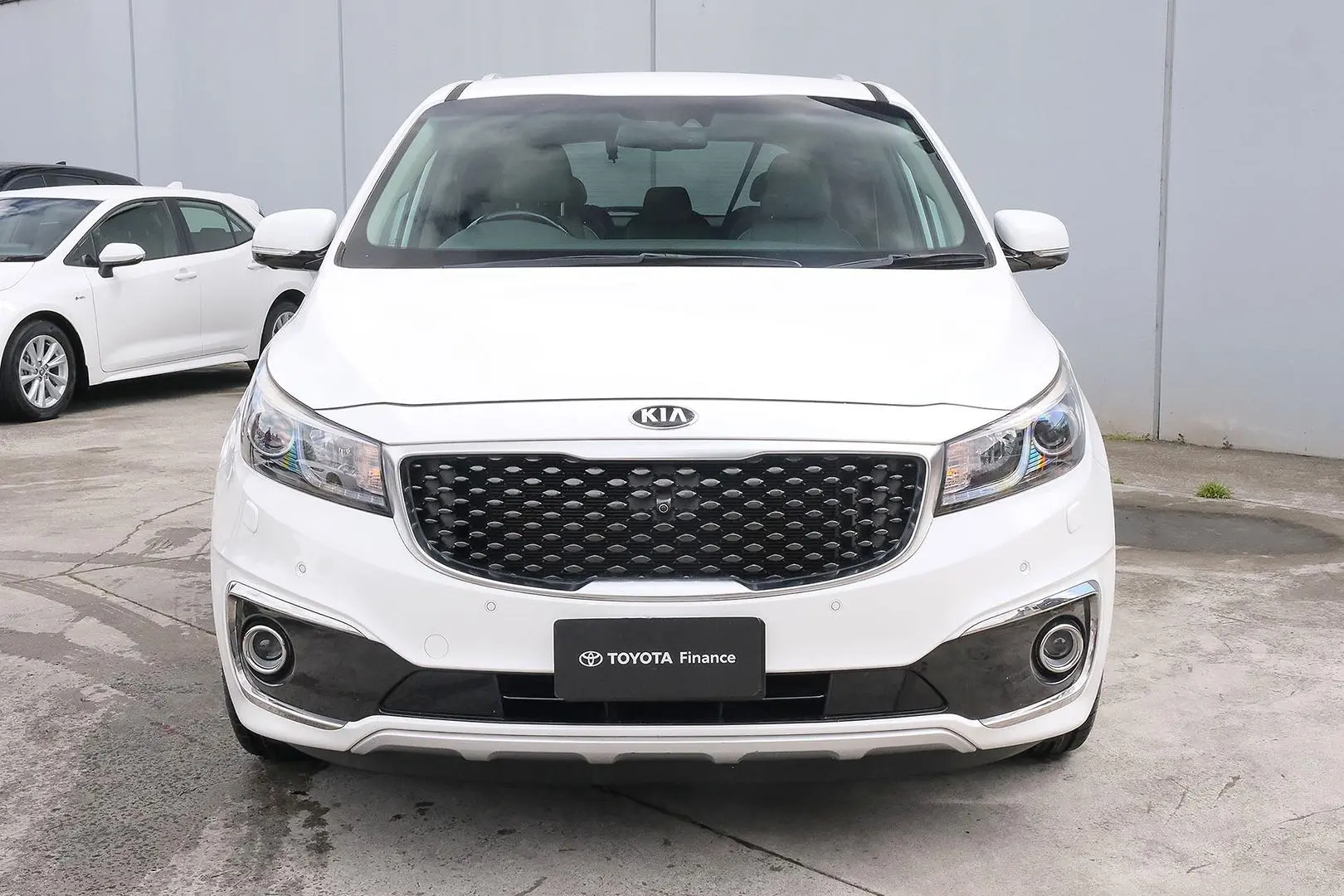 2017 Kia Carnival Gallery Image 3