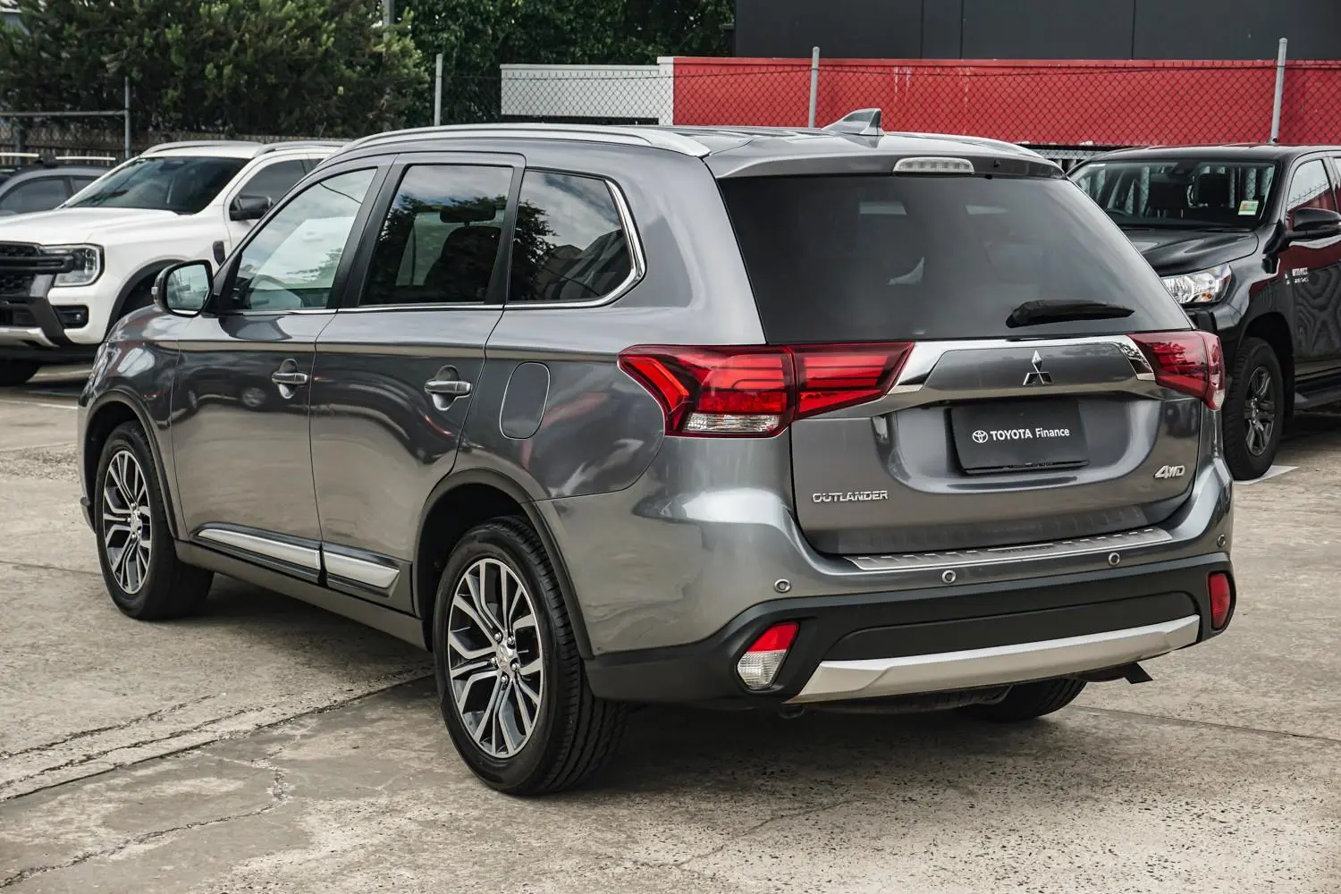 2016 Mitsubishi Outlander Gallery Image 2