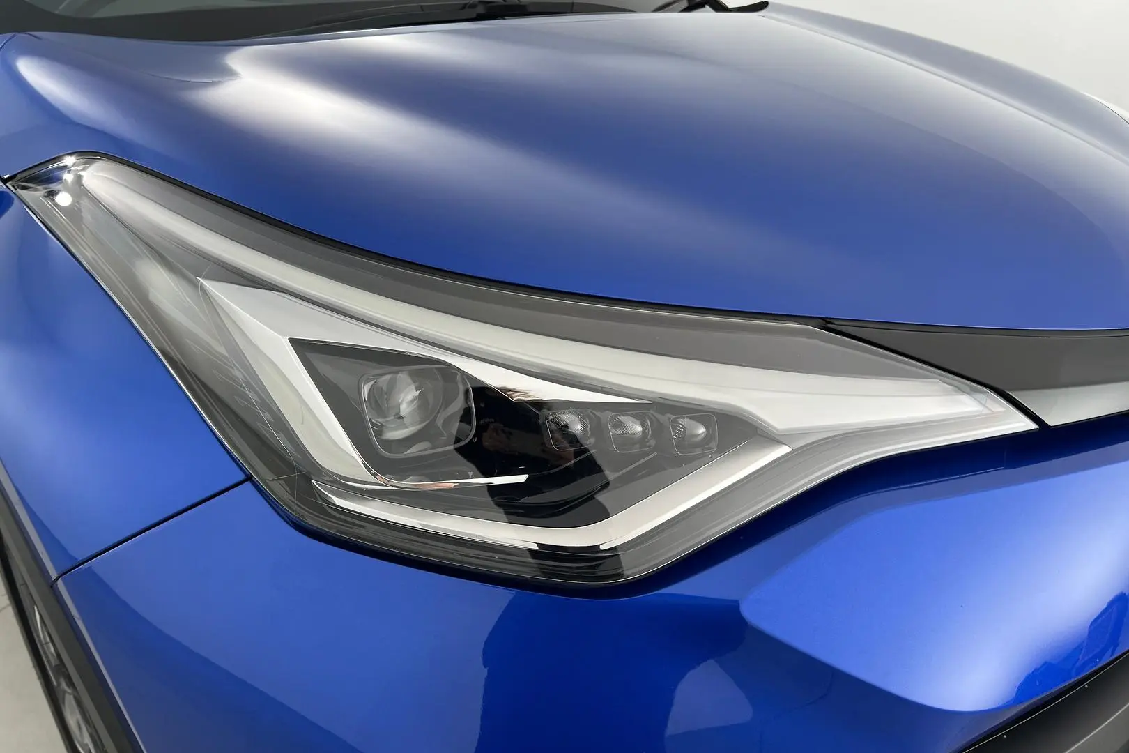 2021 Toyota C-HR Gallery Image 2