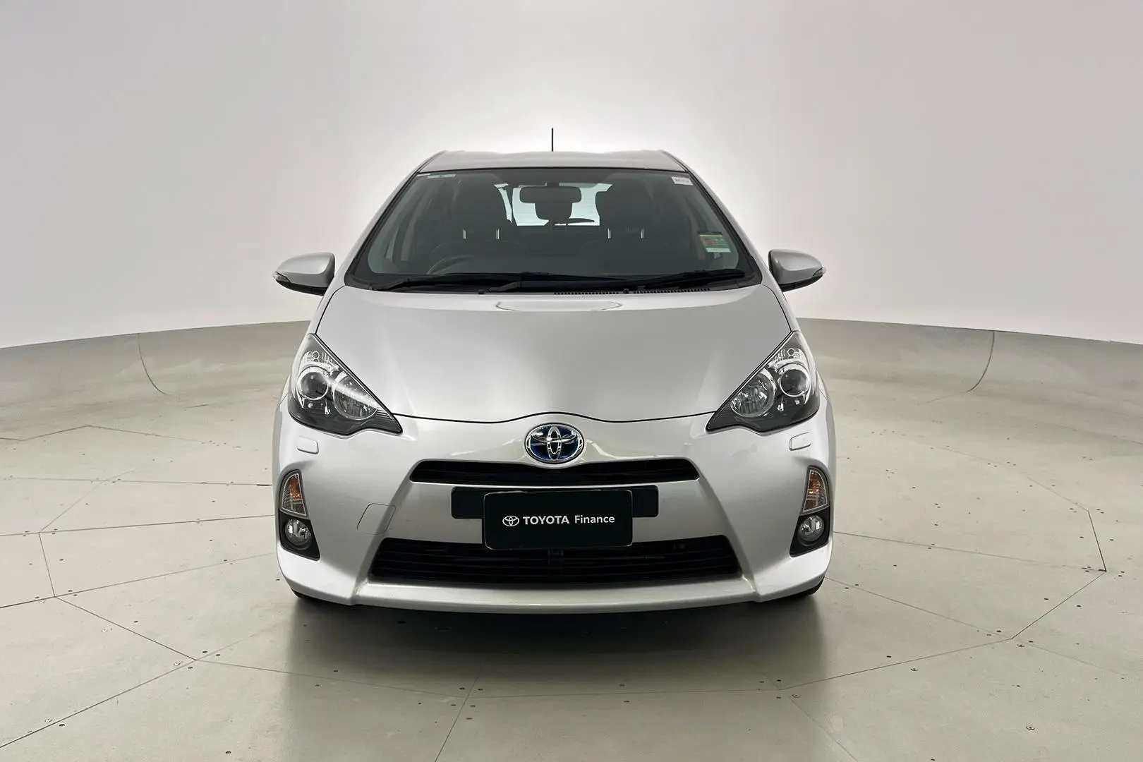 2013 Toyota Prius C Gallery Image 9