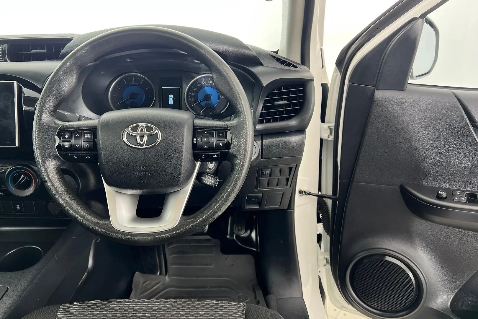 2020 Toyota Hilux Gallery Image 16