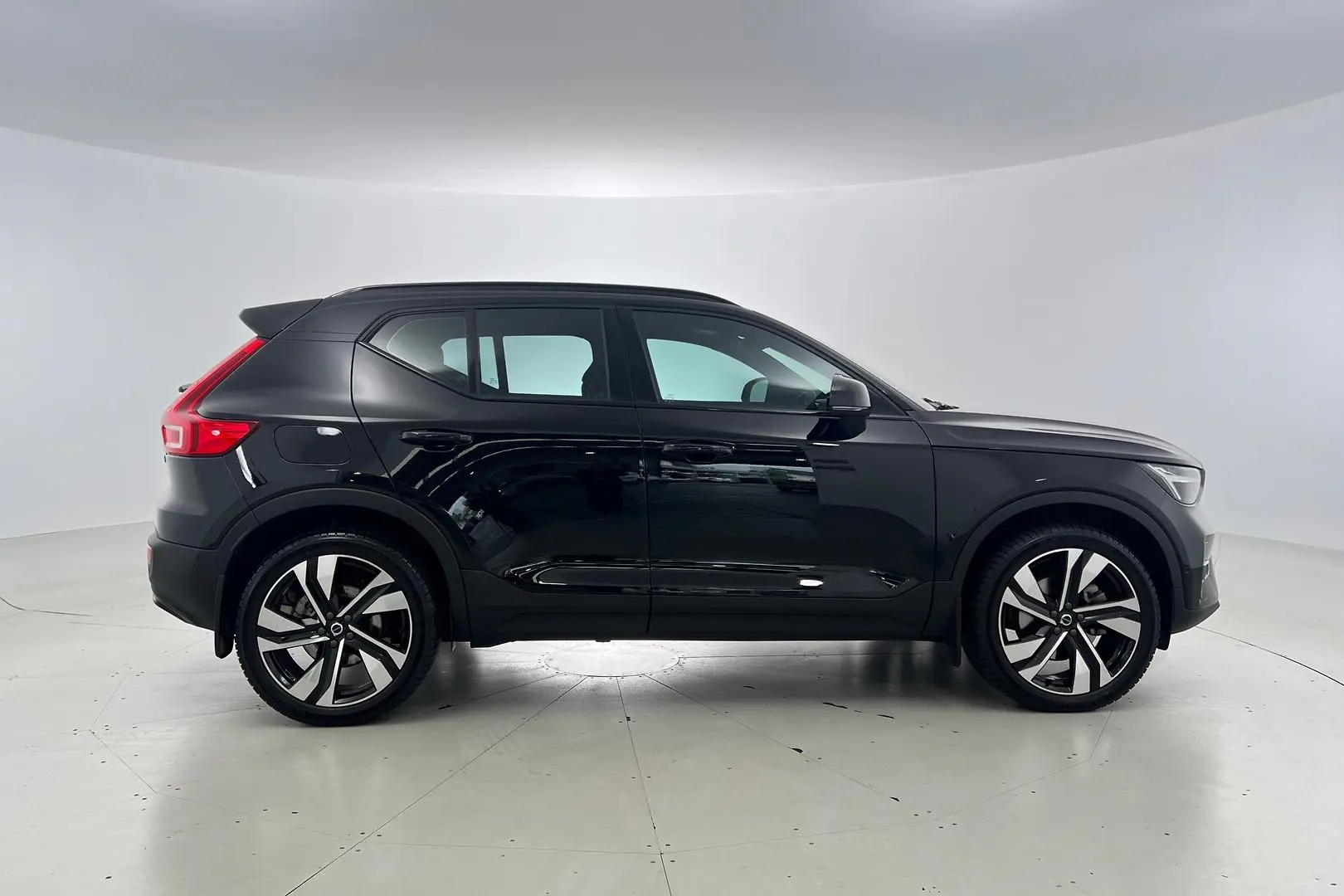 2023 Volvo XC40 Gallery Image 3