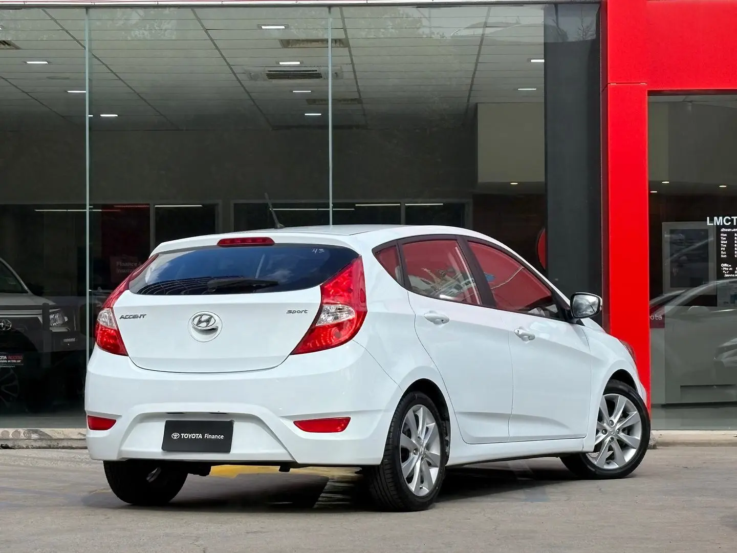 2017 Hyundai Accent Gallery Image 9