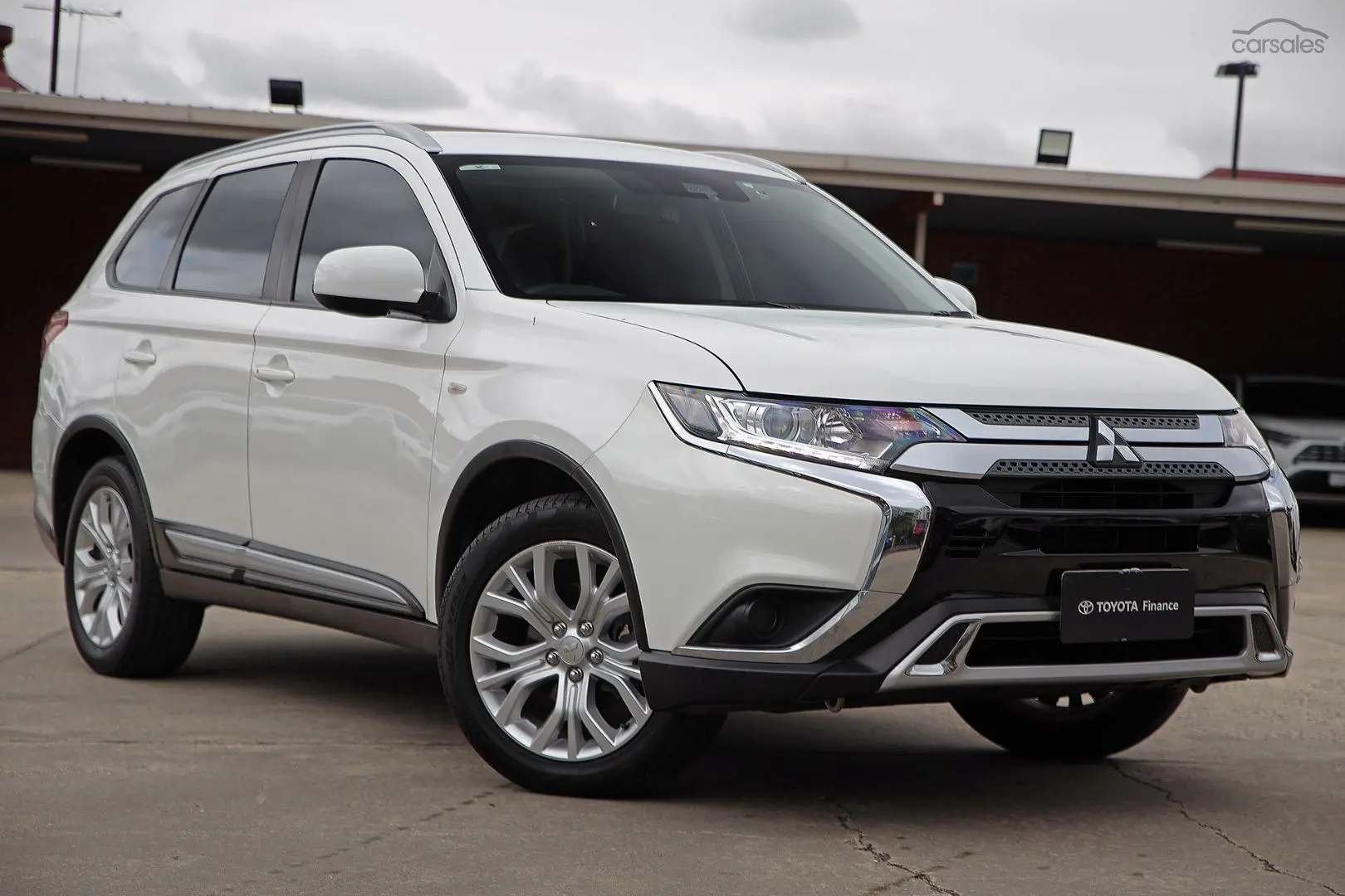 2020 Mitsubishi Outlander Image 1