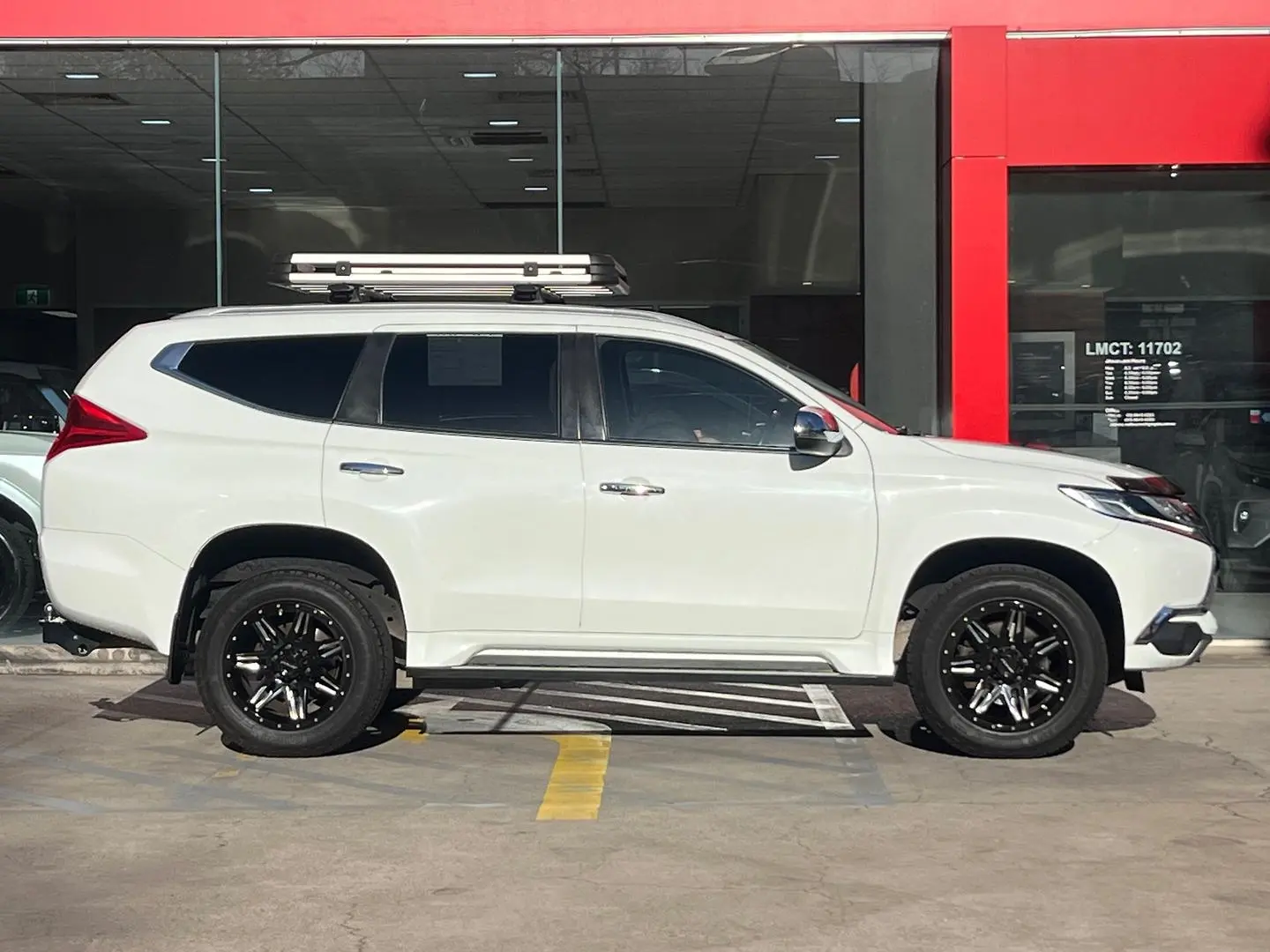 2018 Mitsubishi Pajero Sport Gallery Image 2