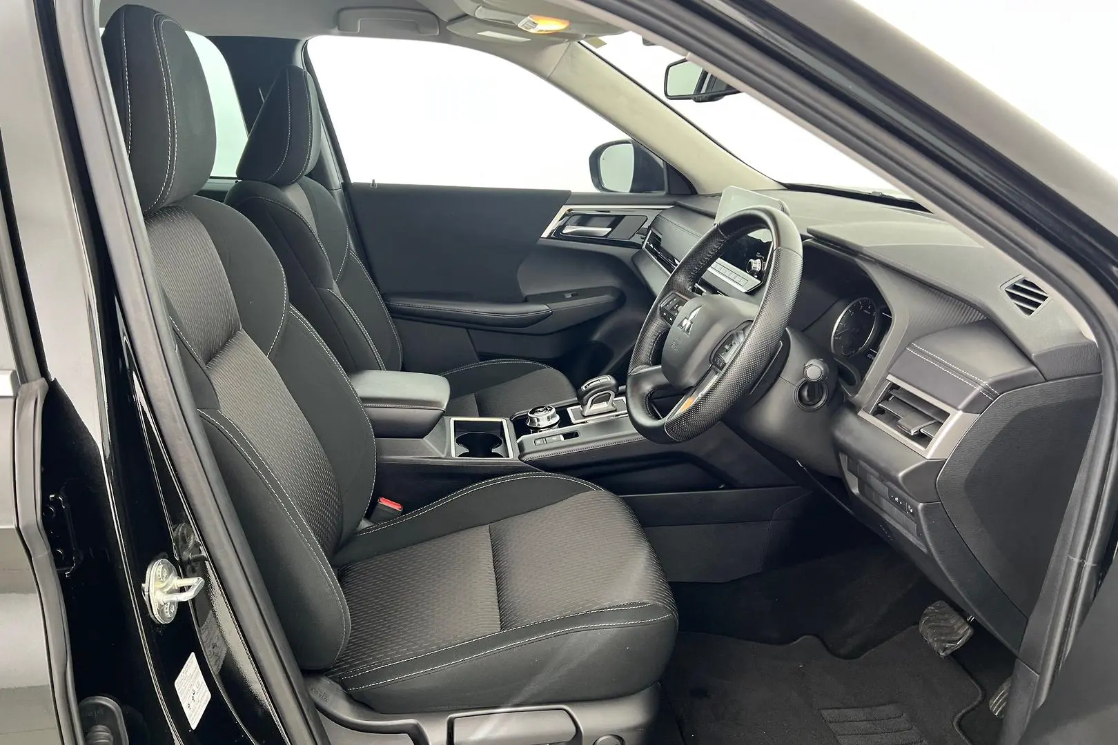 2022 Mitsubishi Outlander Gallery Image 11