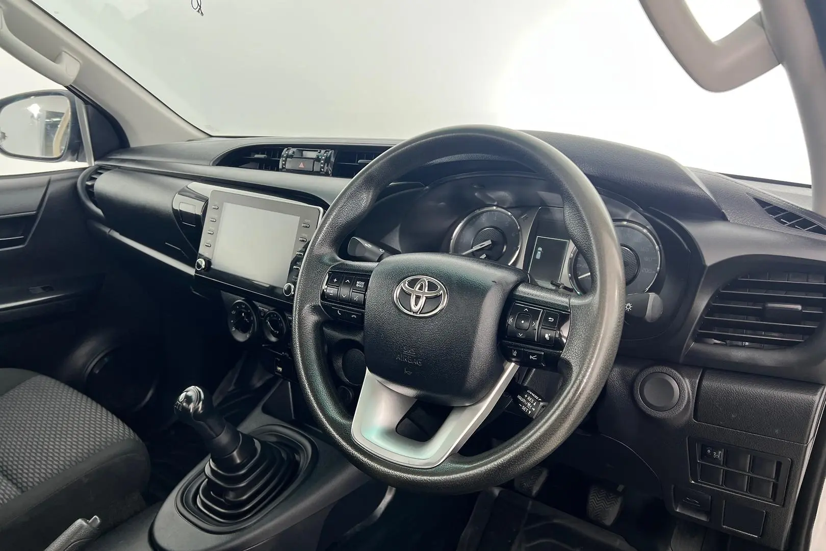 2022 Toyota Hilux Gallery Image 11