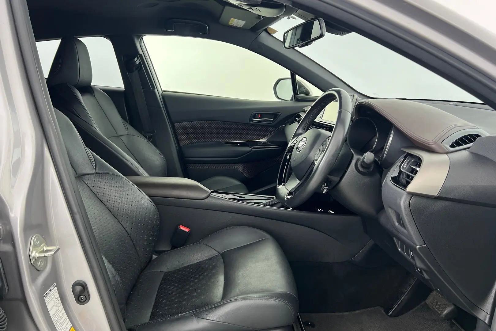 2018 Toyota C-HR Gallery Image 11