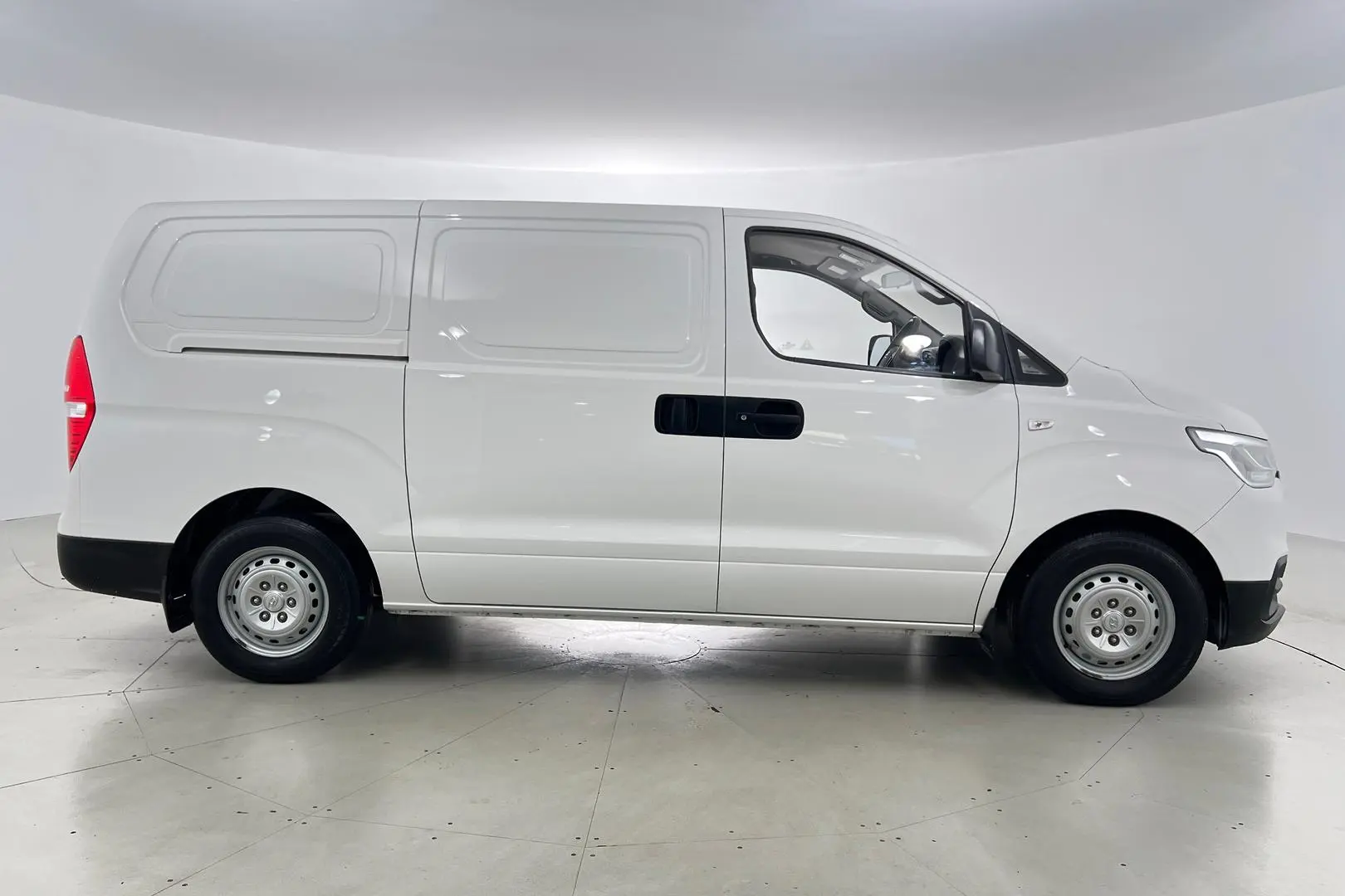 2018 Hyundai iLoad Gallery Image 5