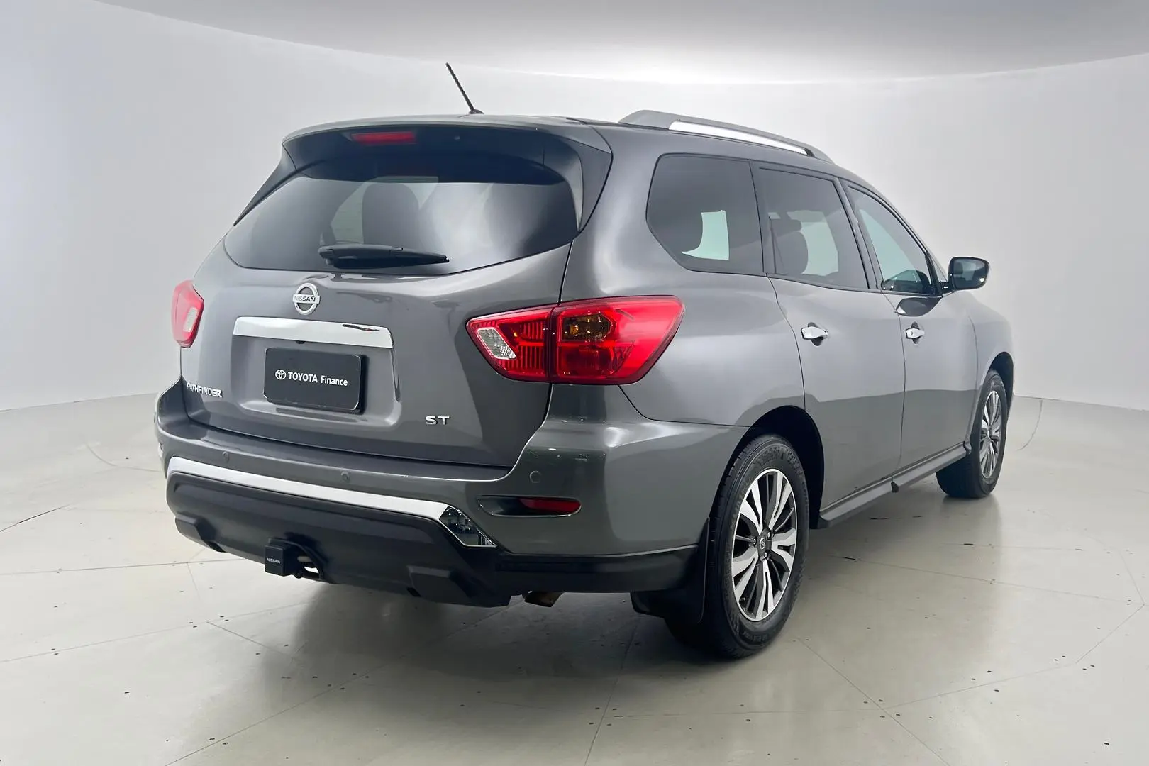 2017 Nissan Pathfinder Gallery Image 4