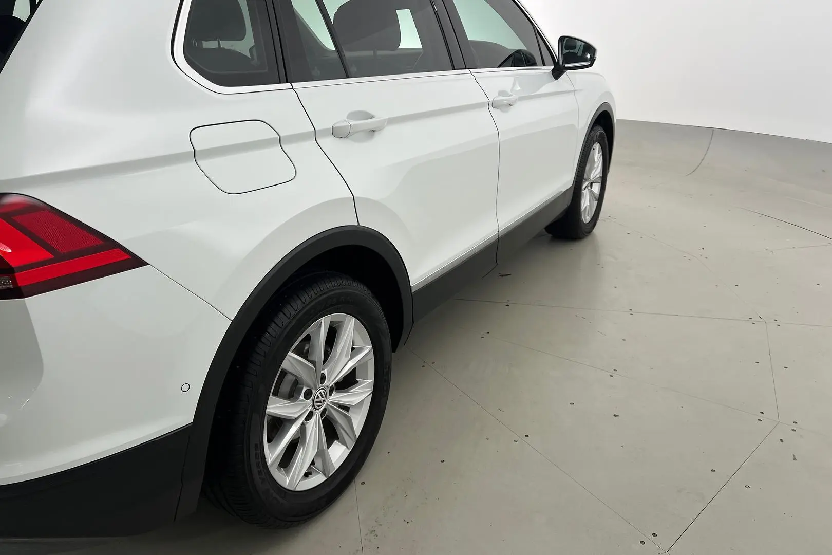 2019 Volkswagen Tiguan Gallery Image 5