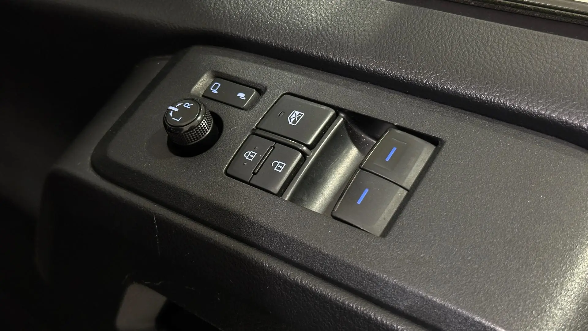 2021 Toyota Hiace Gallery Image 11
