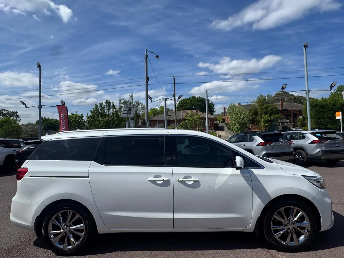 2019 Kia Carnival Gallery Image 3