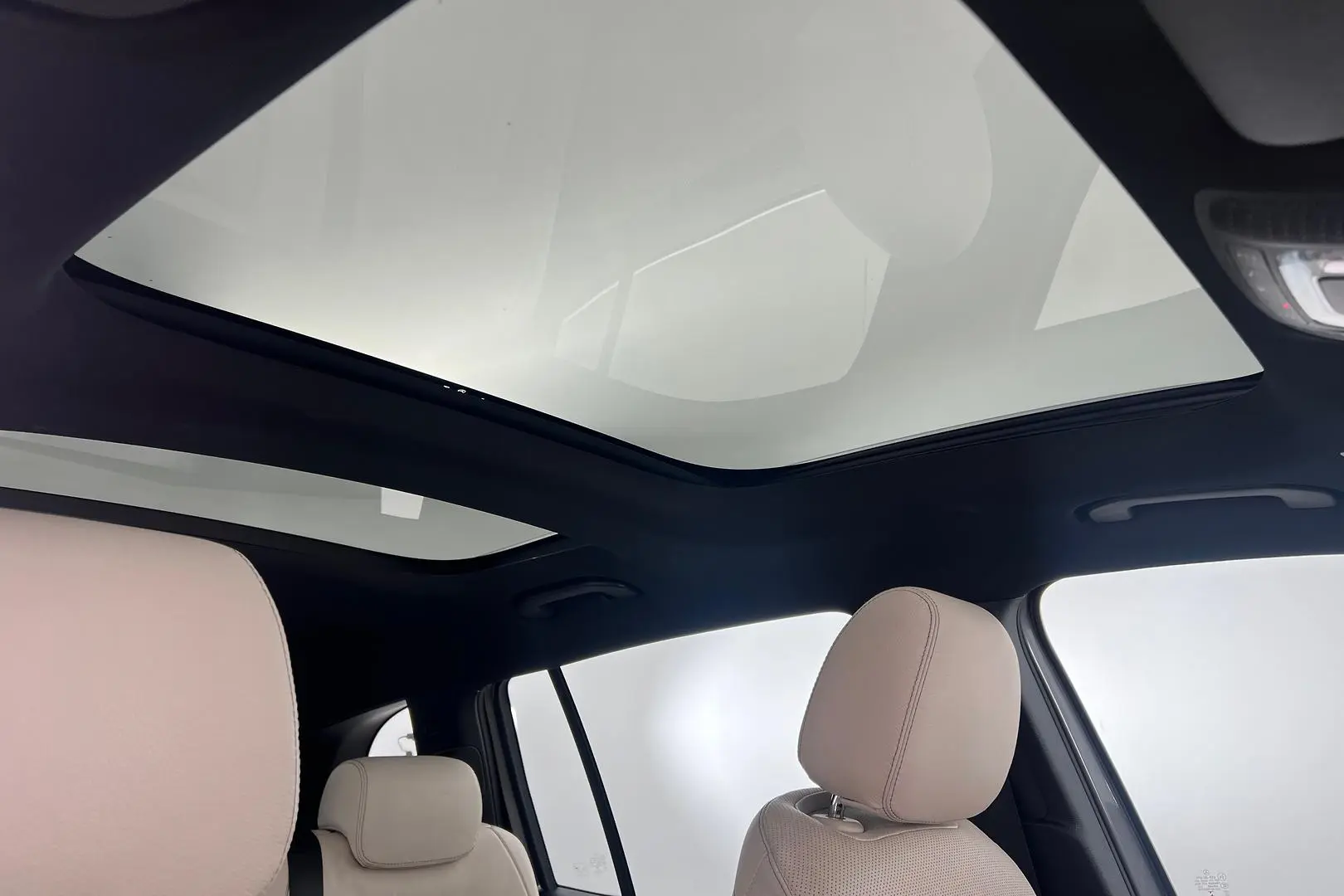 2021 Mercedes-Benz GLB-Class Gallery Image 4