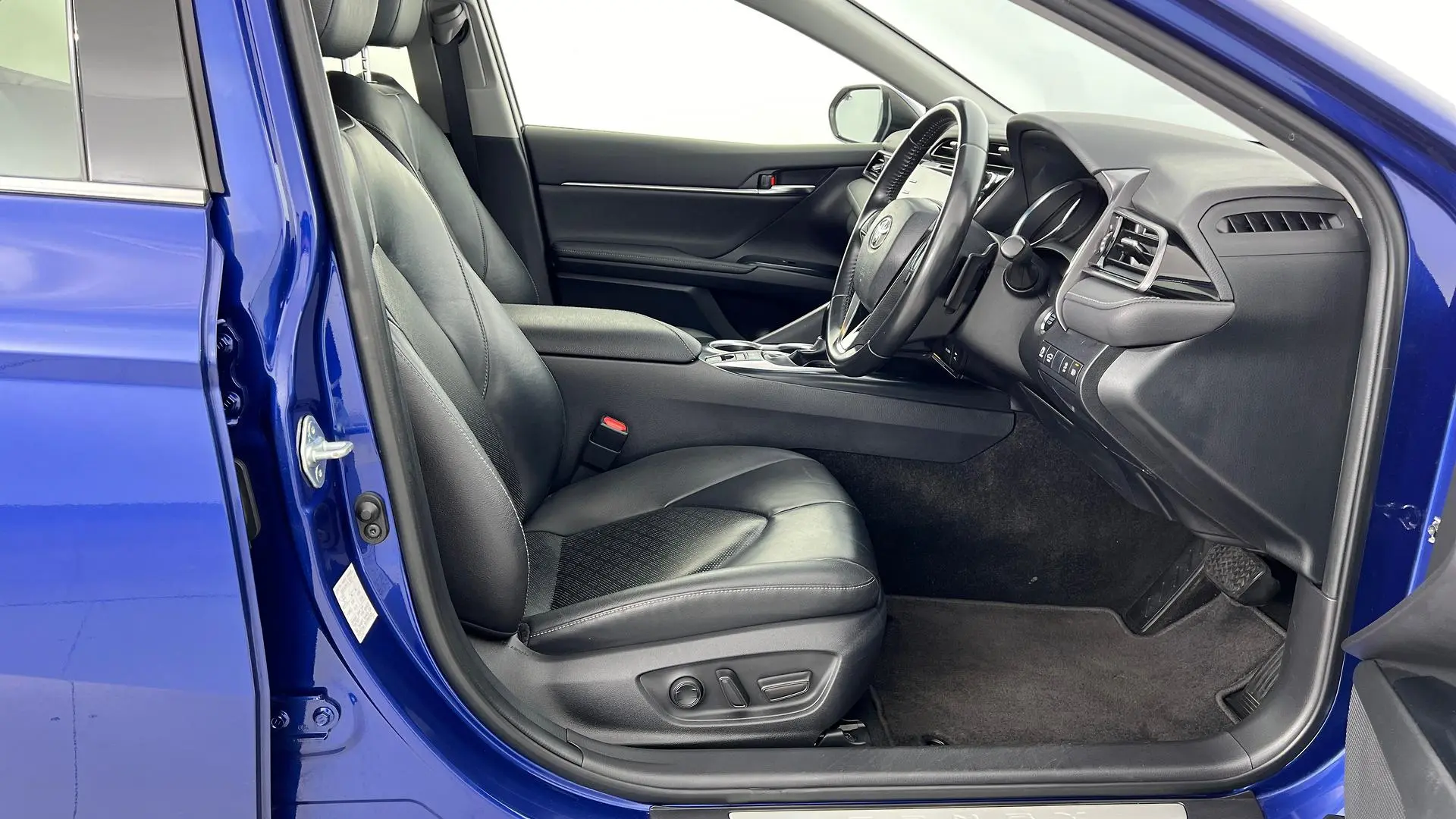 2019 Toyota Camry Gallery Image 18