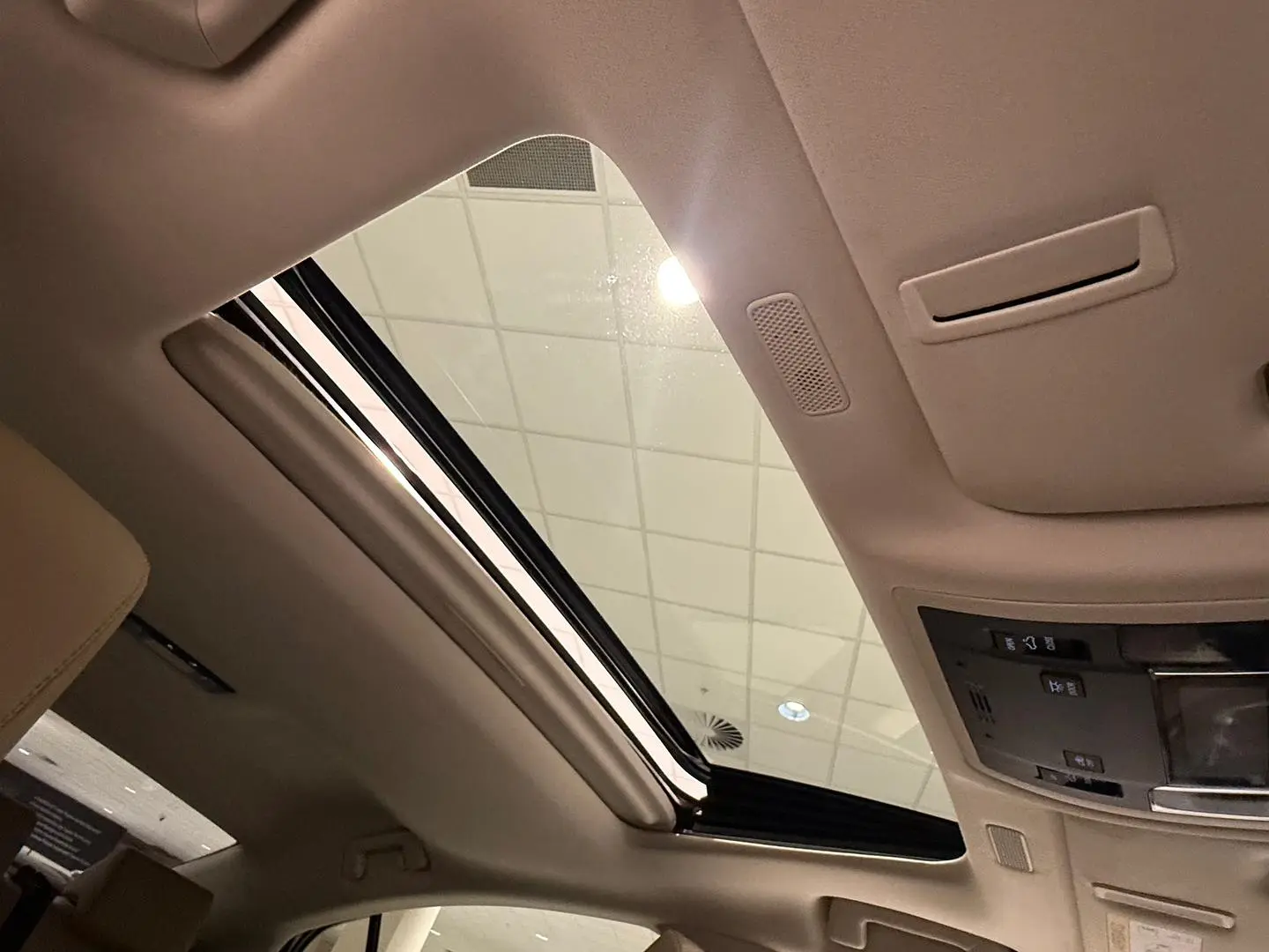 2020 Lexus ES Gallery Image 24