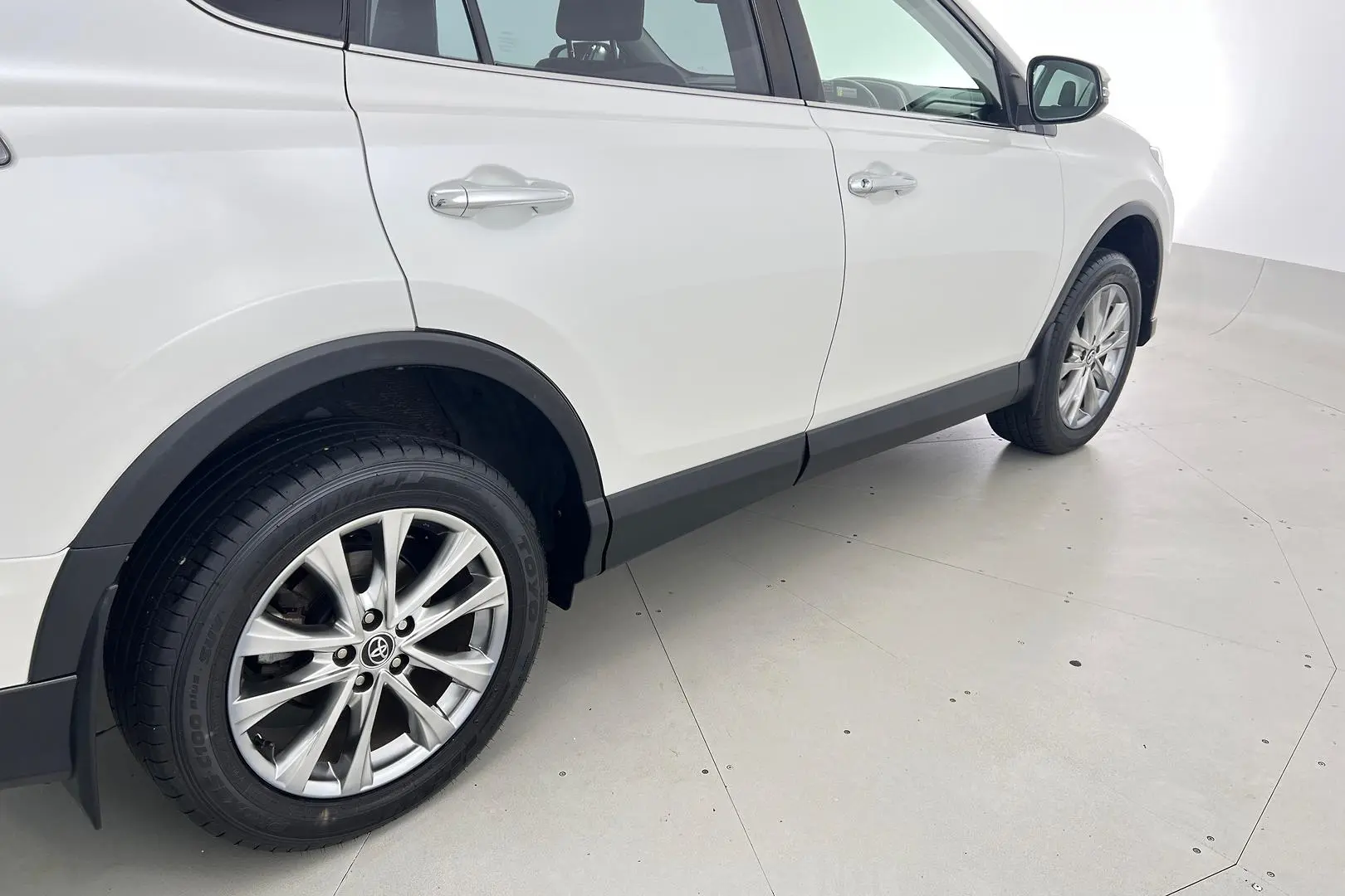 2016 Toyota RAV4 Gallery Image 5