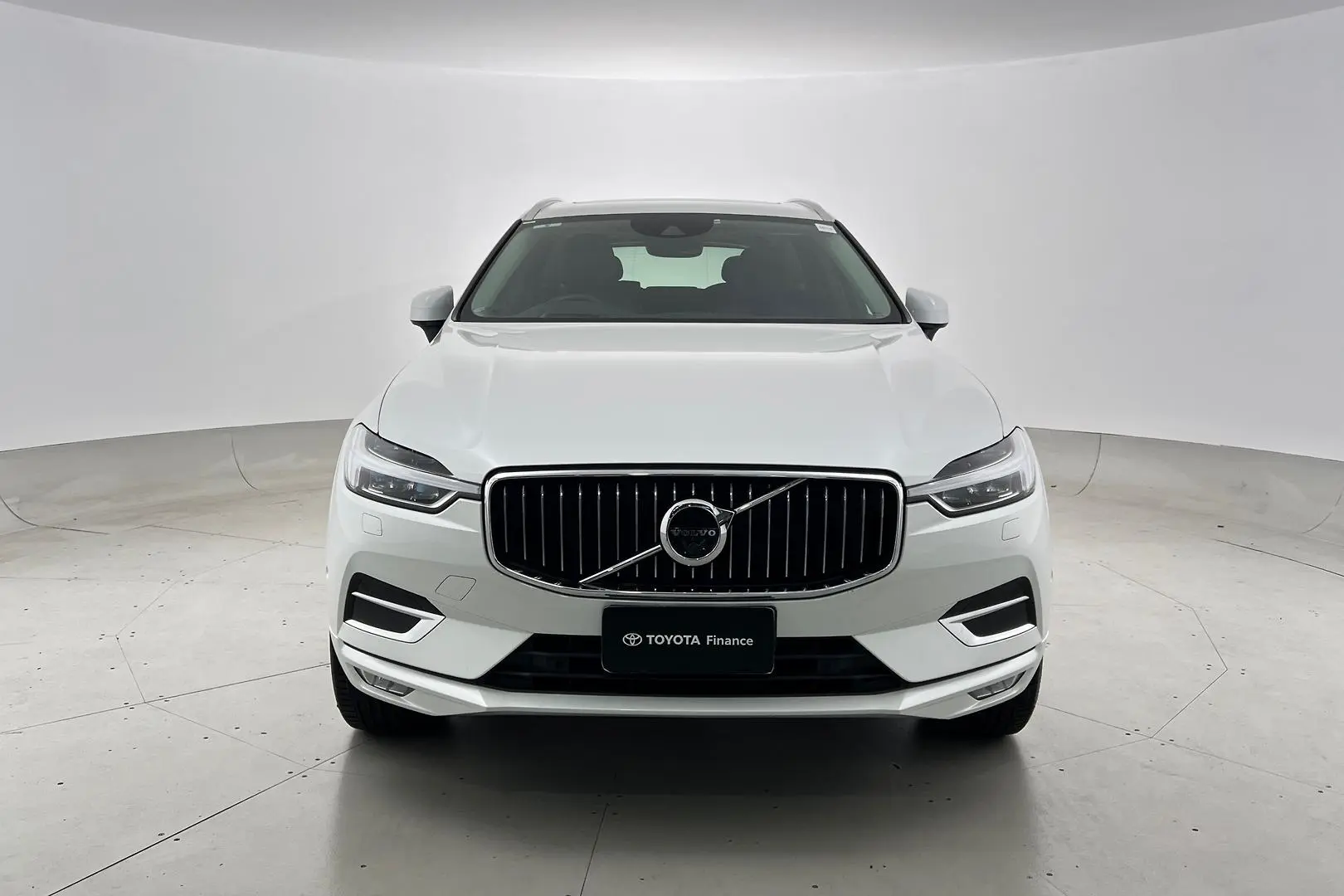 2019 Volvo XC60 Gallery Image 6