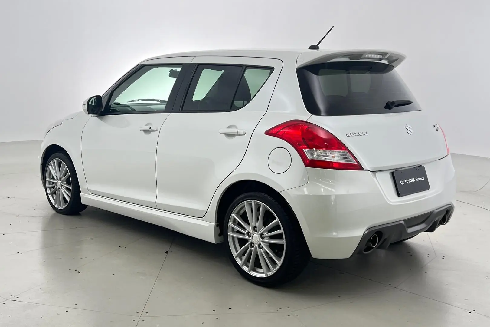 2016 Suzuki Swift Gallery Image 8