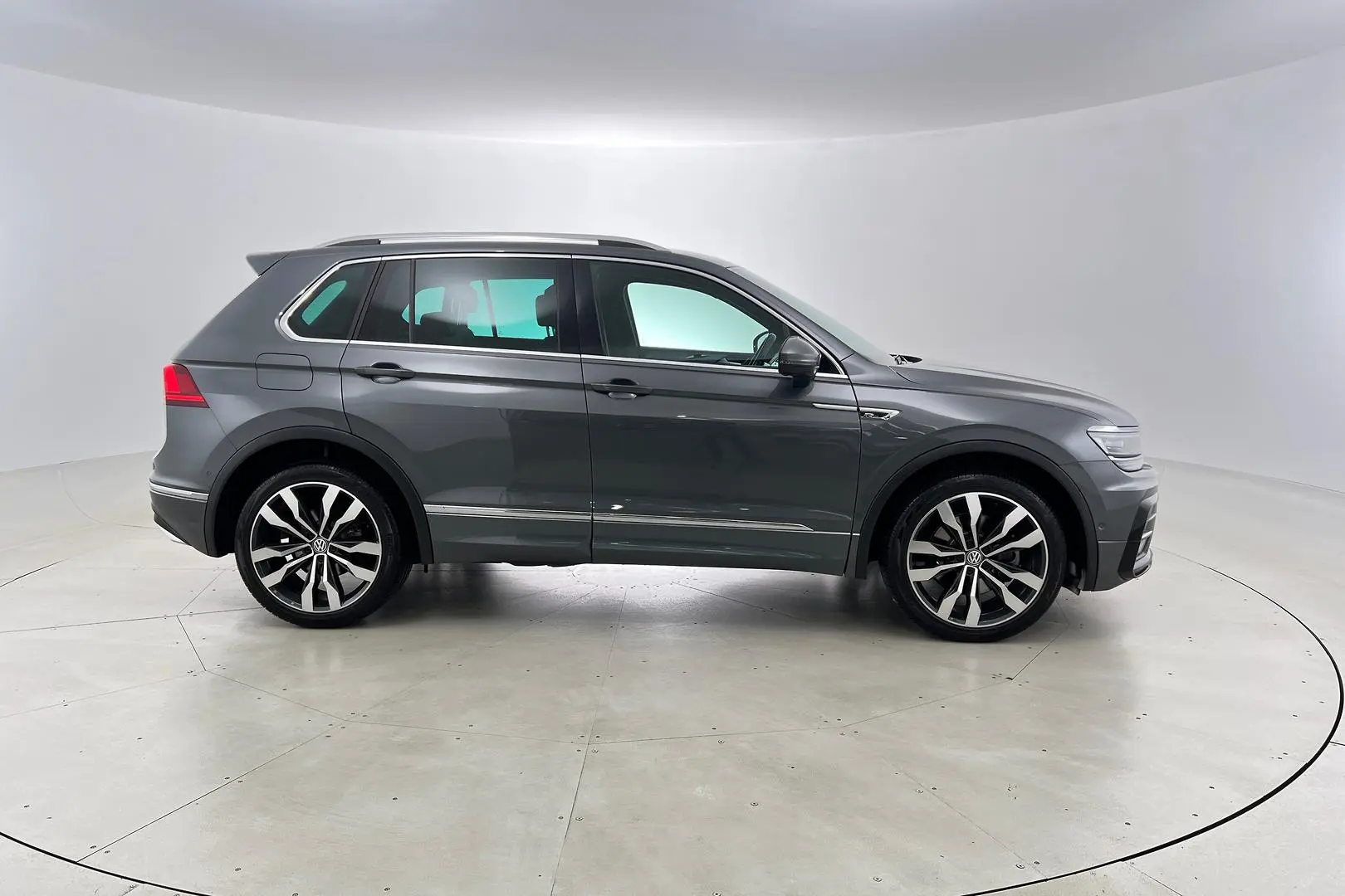 2020 Volkswagen Tiguan Gallery Image 4