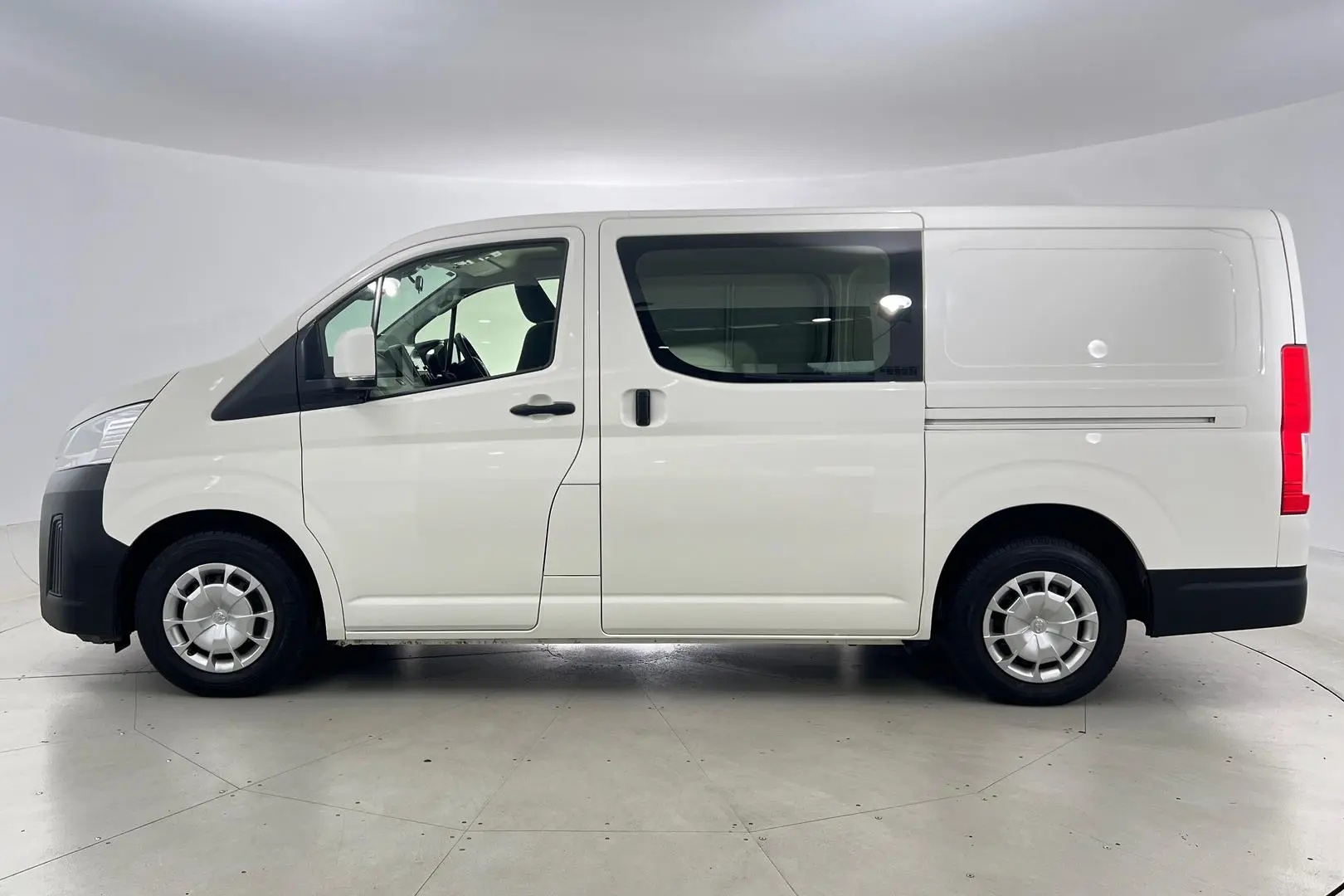 2022 Toyota Hiace Gallery Image 8