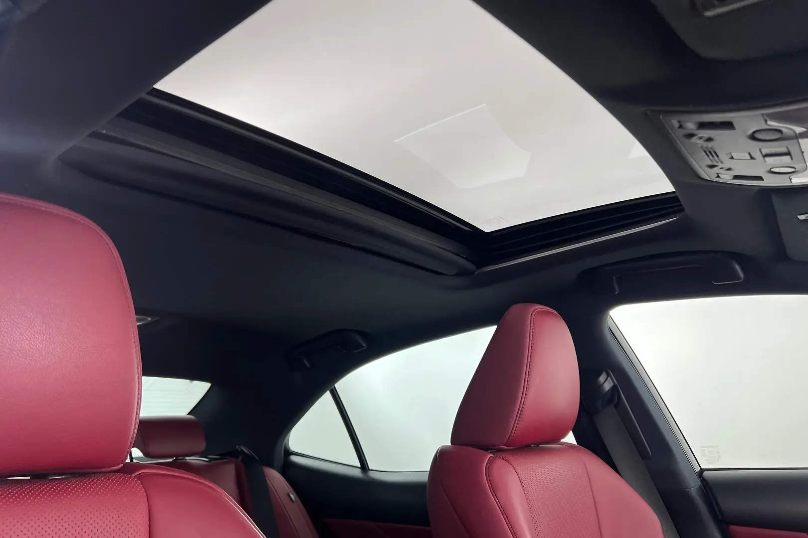 2019 Lexus IS Gallery Image 13