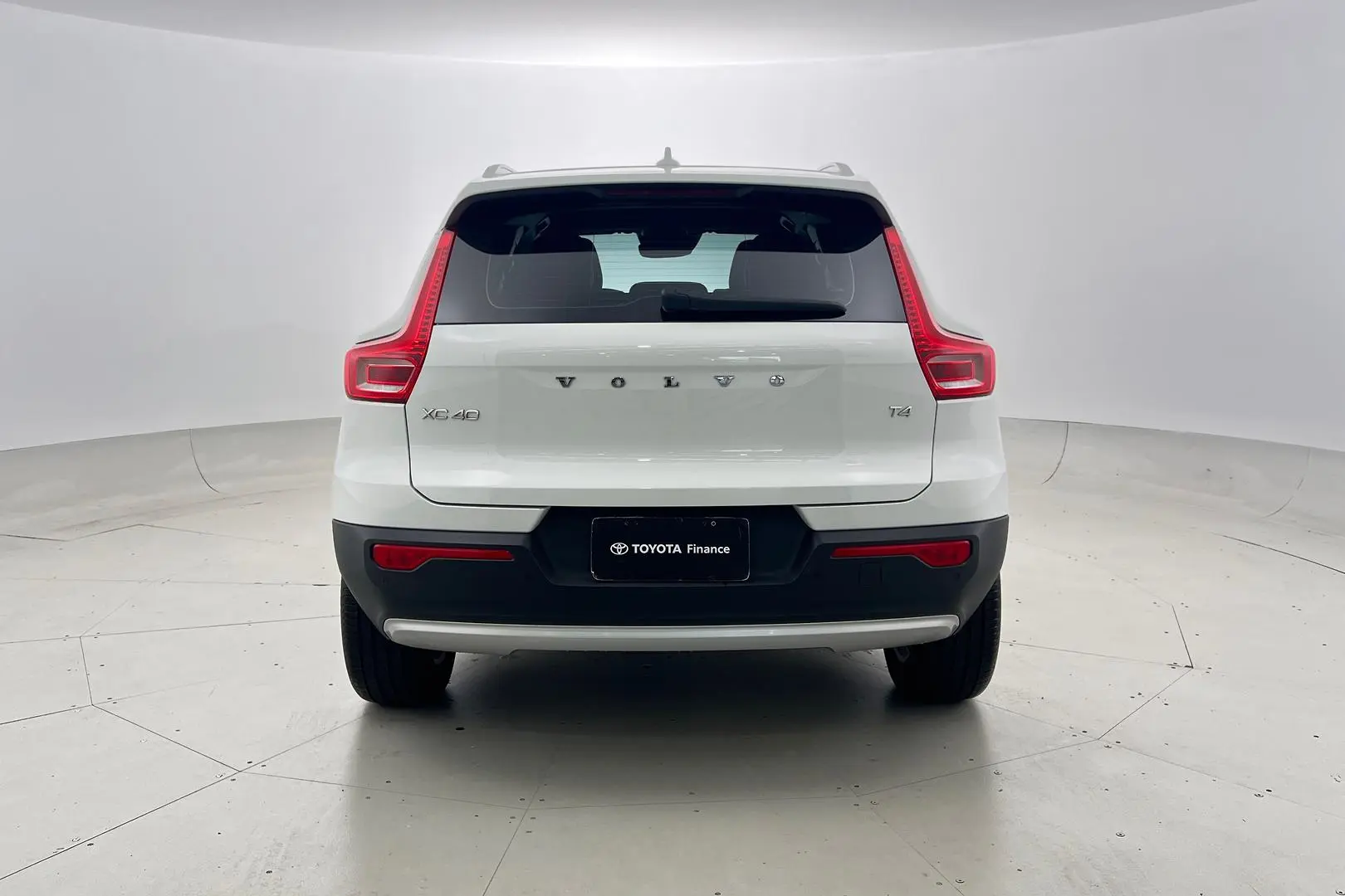 2022 Volvo XC40 Gallery Image 3