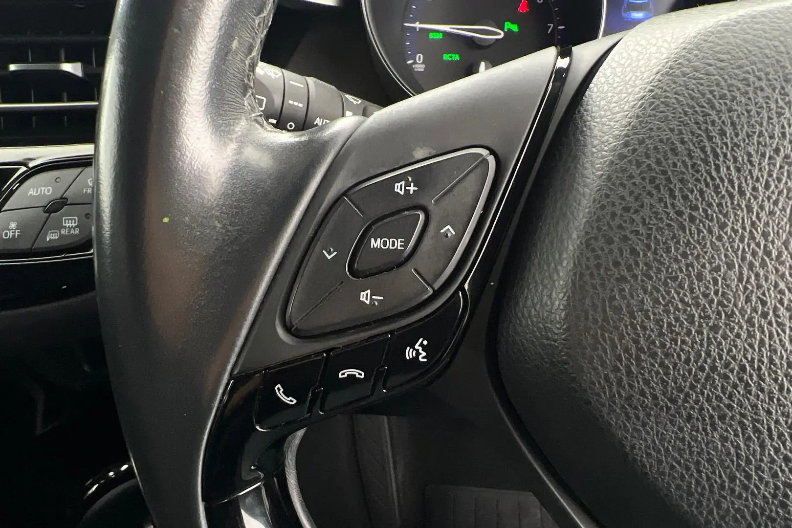 2018 Toyota C-HR Gallery Image 18