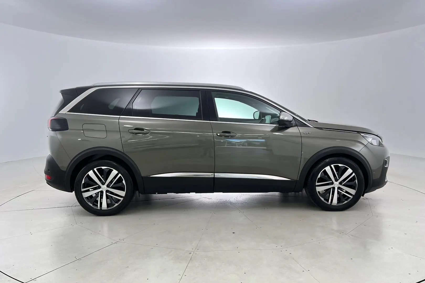 2019 Peugeot 5008 Gallery Image 2