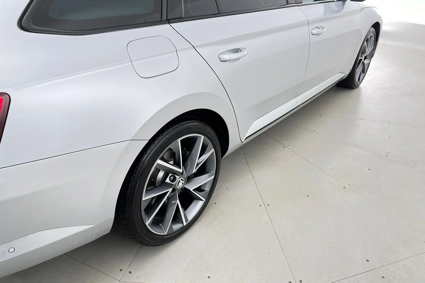 2021 SKODA Superb Image 12