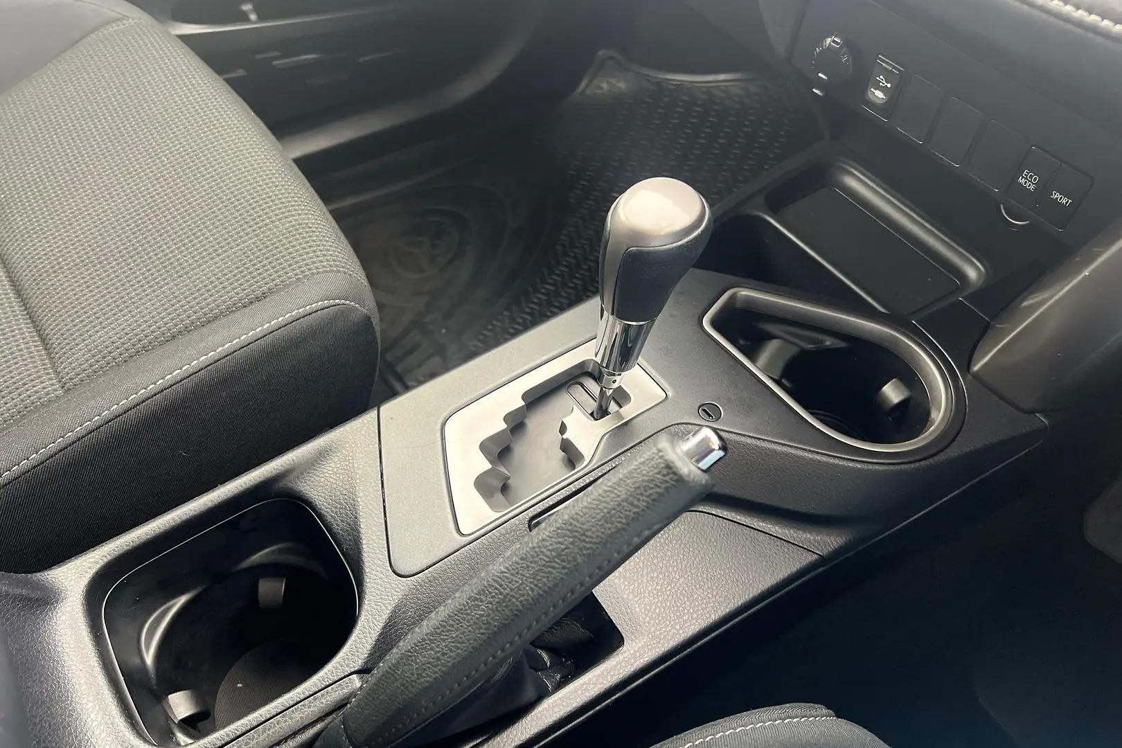 2018 Toyota RAV4 Gallery Image 13