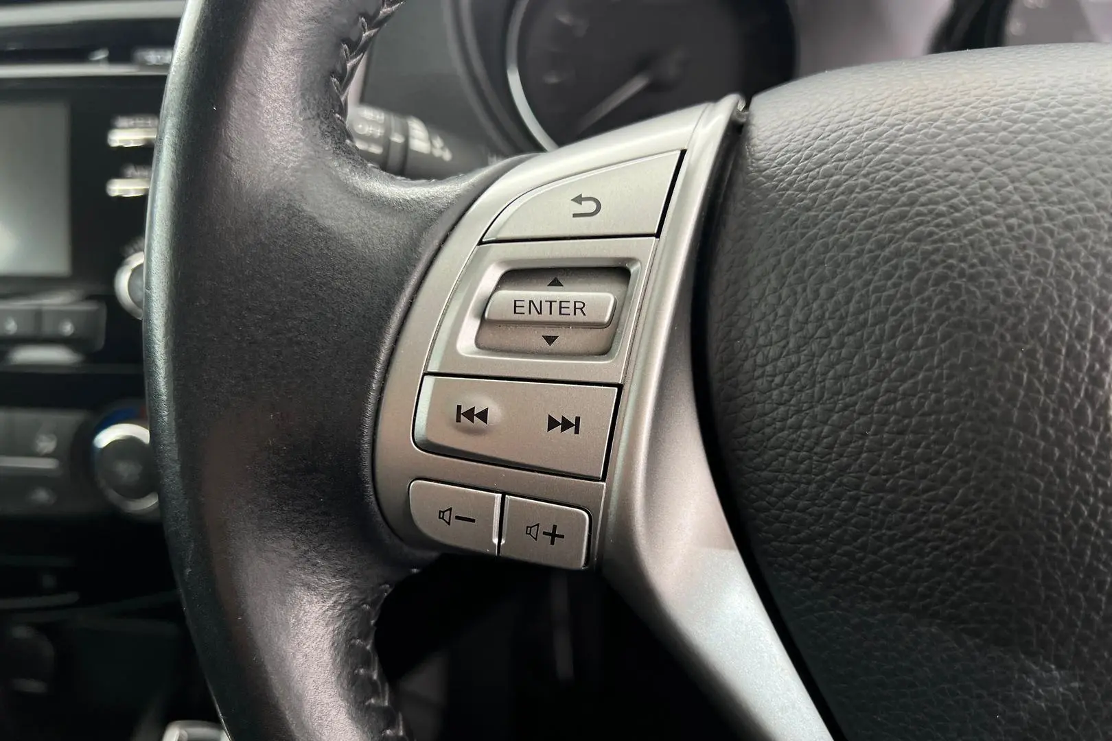 2015 Nissan QASHQAI Gallery Image 16