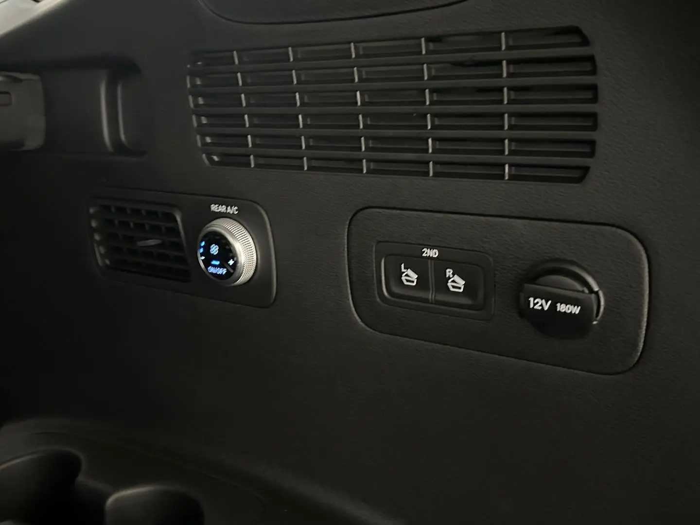 2020 Hyundai Santa Fe Gallery Image 16