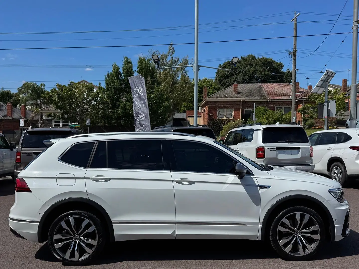 2021 Volkswagen Tiguan Gallery Image 3