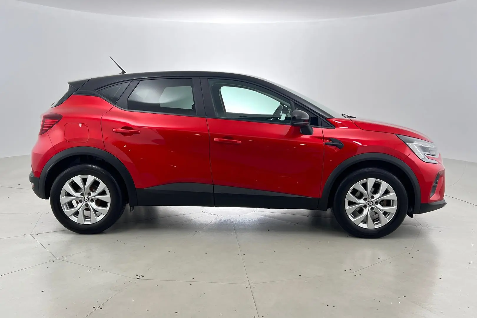 2022 Renault Captur Gallery Image 3