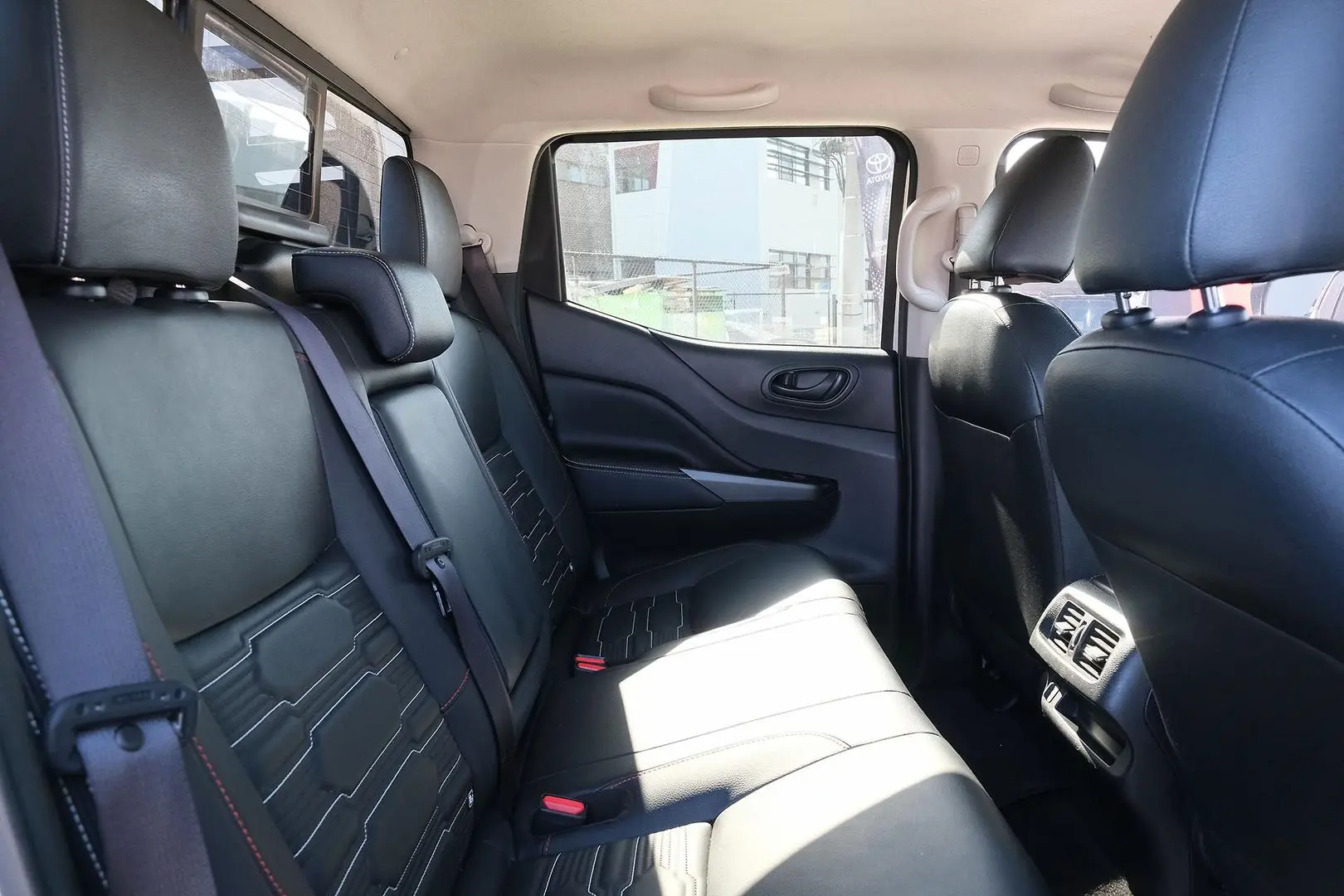 2021 Nissan Navara Gallery Image 12