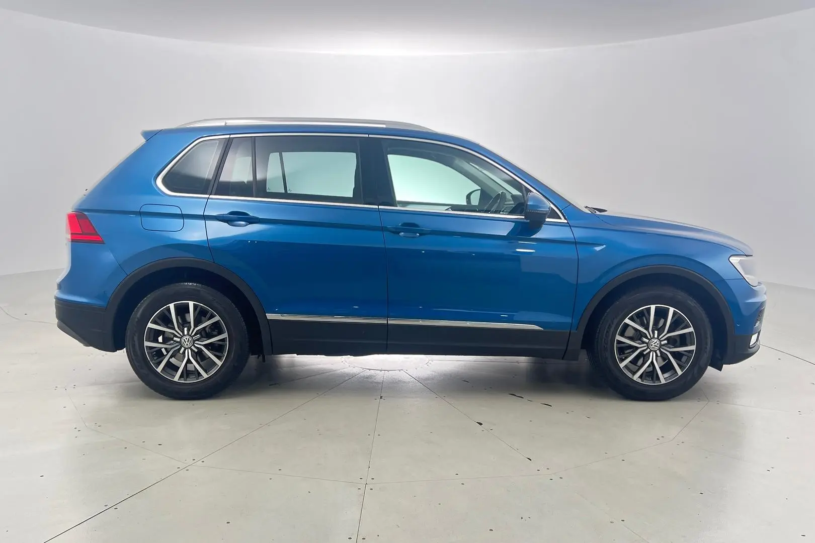 2016 Volkswagen Tiguan Gallery Image 3