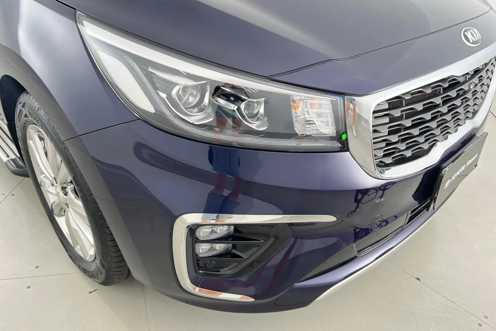 2019 Kia Carnival Gallery Image 2