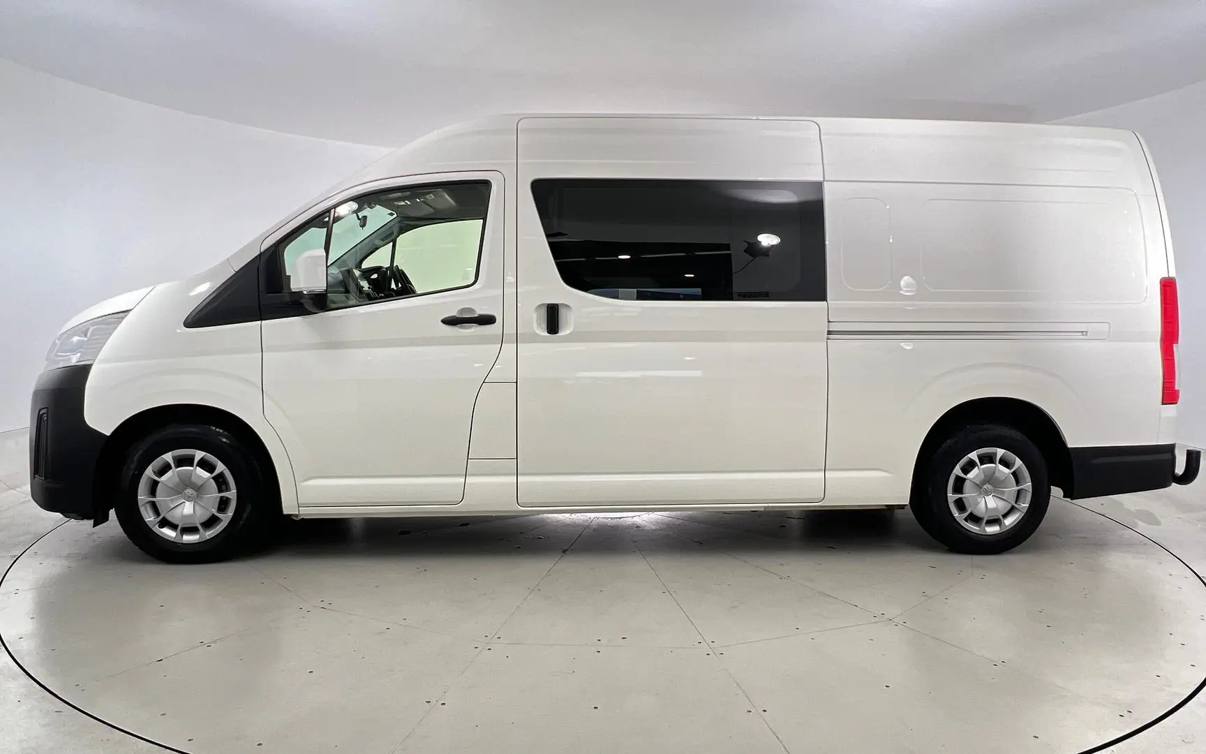2022 Toyota Hiace Gallery Image 5