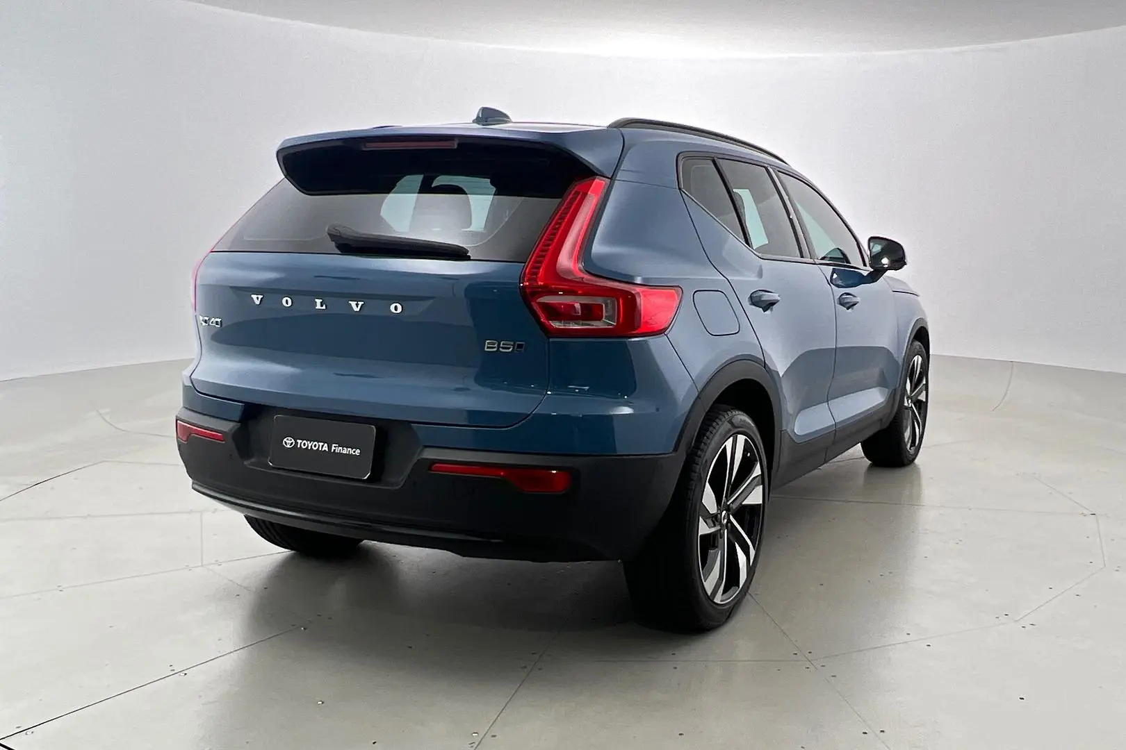 2022 Volvo XC40 Gallery Image 4