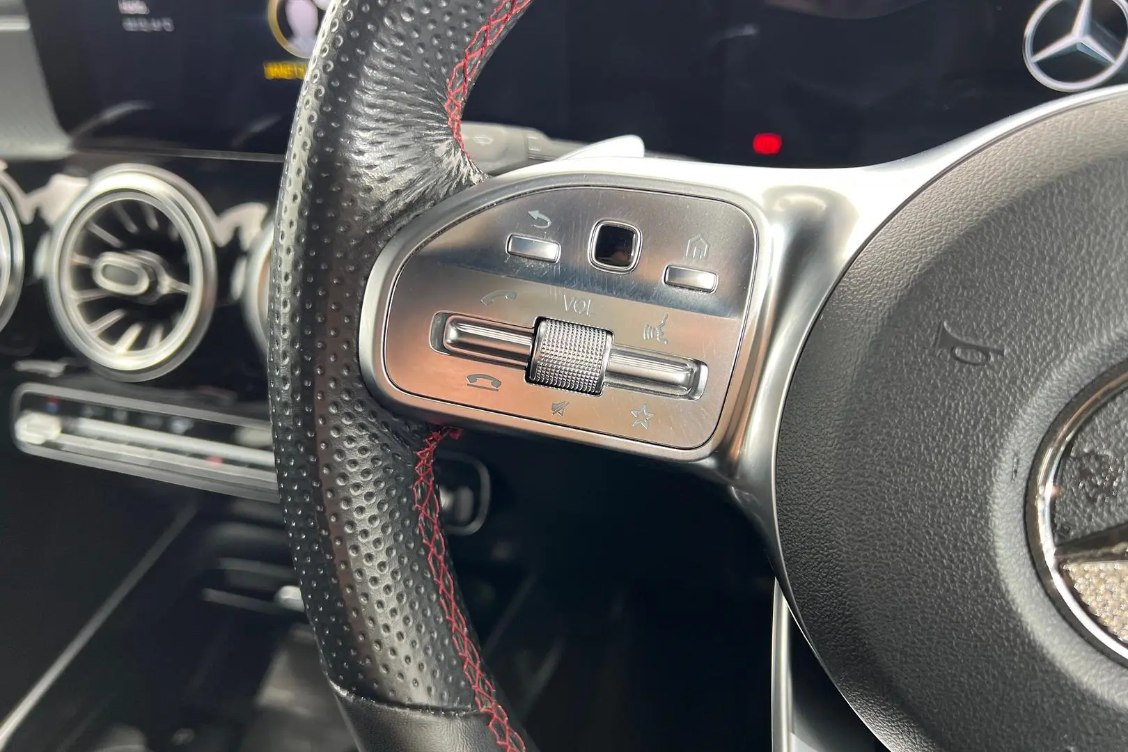 2021 Mercedes-Benz GLB-Class Gallery Image 19